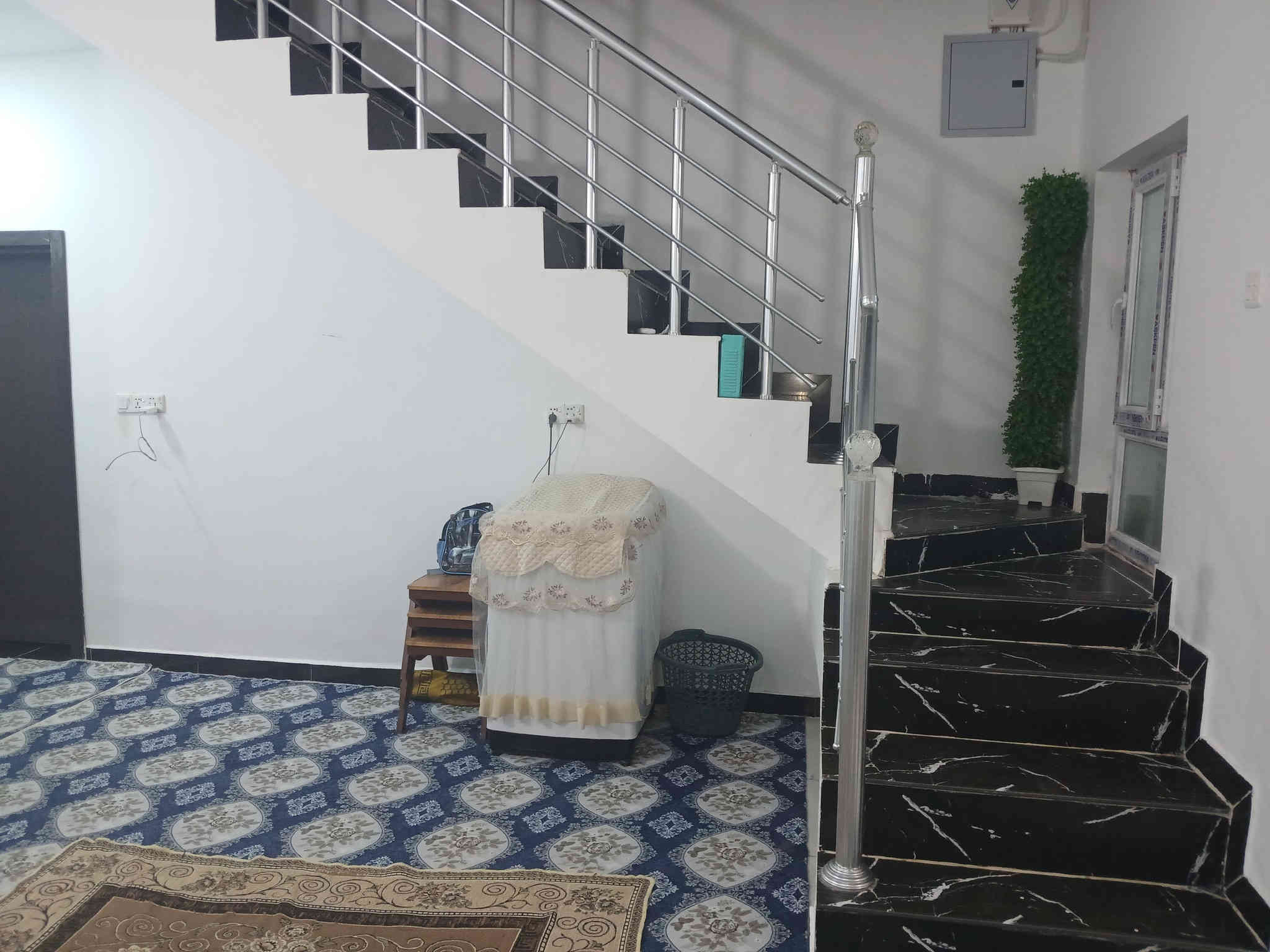 سلام عليكم عندي بيت بمجمع الزهراء ركن وعلى ساحه وخلف شارع التجاري ١٥٠ متر وبي اضافات ومجاور البوابه صار عليه ١٠٥ مليون وباقي ٤٠ الى شركه اريد اراوس بل اميرات 2  المساحه ٢٥٠ رقمي ***********
