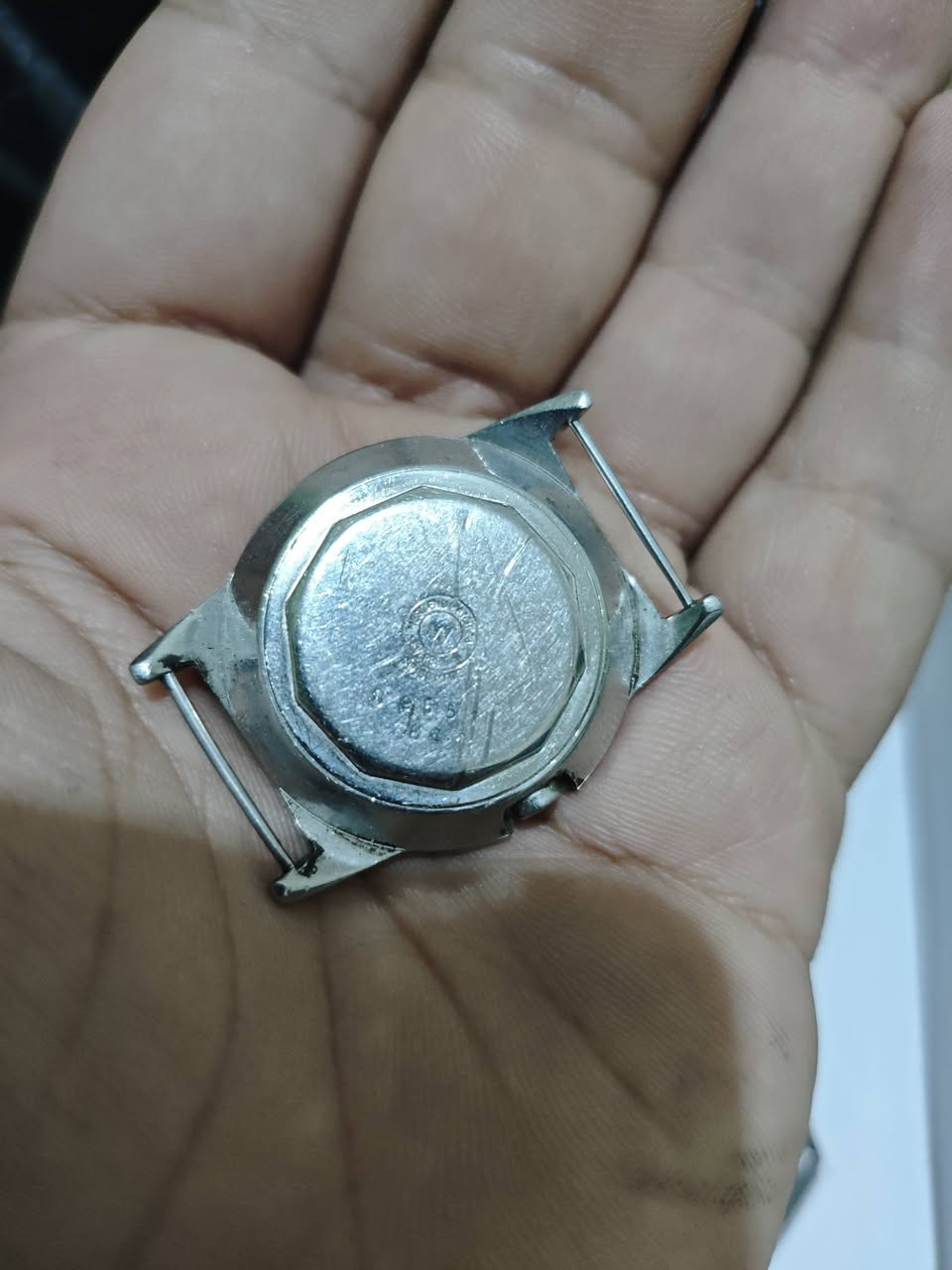 ويستند سويسري قديم 
يحتاج صيانه اعتقد + انطيك ويا قطعه ثانيه بدون سير علمود من تصلحه تاخذ قطع منهه 
قيم واخذ بما يرضي الله 
واتساب ***********
