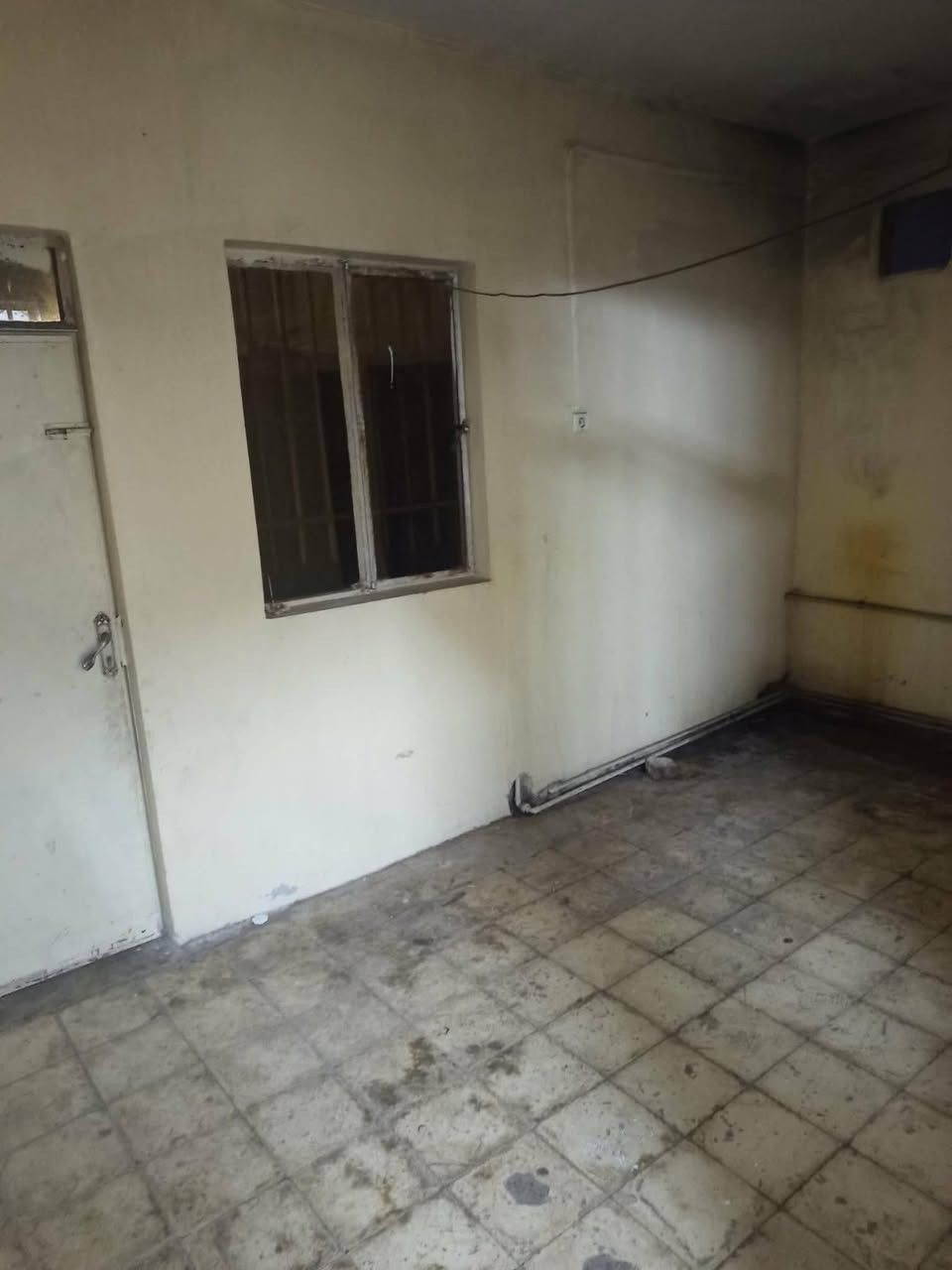 شقه للايجار جانب الايسر حي صدام مدخل الاول قرب جامع سراج المنير للاستفسار ***********
