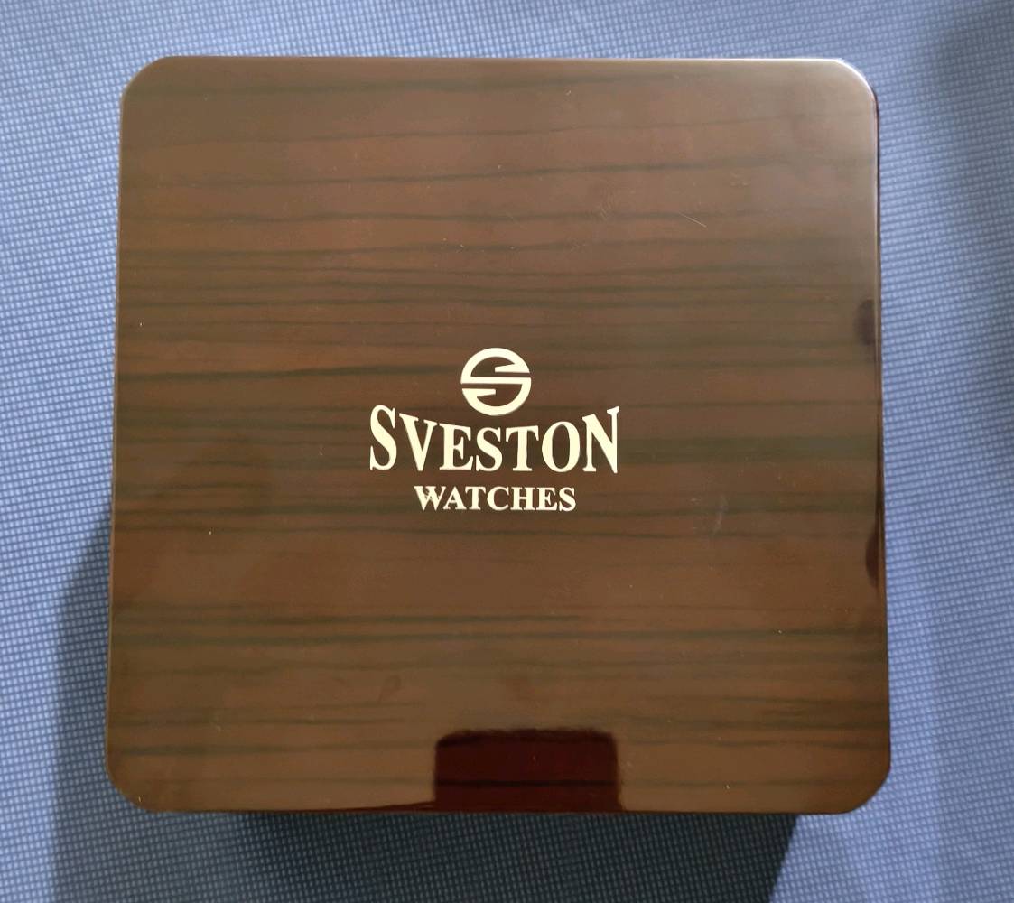ساعة ماركة سڤيستون Sveston
✨تميز وأناقة تلفت الأنظار!✨
⌚ تتميز هذه الساعة بهيكل متين مصنوع من الفولاذ المقاوم للصدأ 🔗، يحيط بميناء أصفر لامع 🌟 ذي تشطيب ولمسة نهائية رائعة.
⚙️ تأتي الساعة بتصميم القلب المفتوح (Open Heart) 🖤 الذي يكشف عن حركة التروس الساحرة، بالإضافة إلى عقارب ومؤشرات مضيئة (Luminous) 🌕 تضمن لك رؤية واضحة في عتمة الظلام.
🔄 تعمل الساعة بـحركة أوتوماتيكية 🔋 تعتمد على حركة معصمك أو التعبئة اليدوية (التكويك)، مع احتياطي طاقة يصل إلى يوم ونصف (36 ساعة) ⏱️.
🔎 كما تتميز الساعة بـخلفية شفافة 💎 تكشف تفاصيل ودقة المحرك من الخلف، وهي مقاومة للماء حتى عمق 50 متراً (5 بار) 💧، مما يجعلها تجمع بين الأناقة المطلقة والعملية اليومية.
💰 السعر: 175 ألف دينار عراقي فقط!
📞 للحجز والاستفسار:
 * الاتصال على الرقم: *********** 📱
 * أو مراسلة الصفحة مباشرة 📥