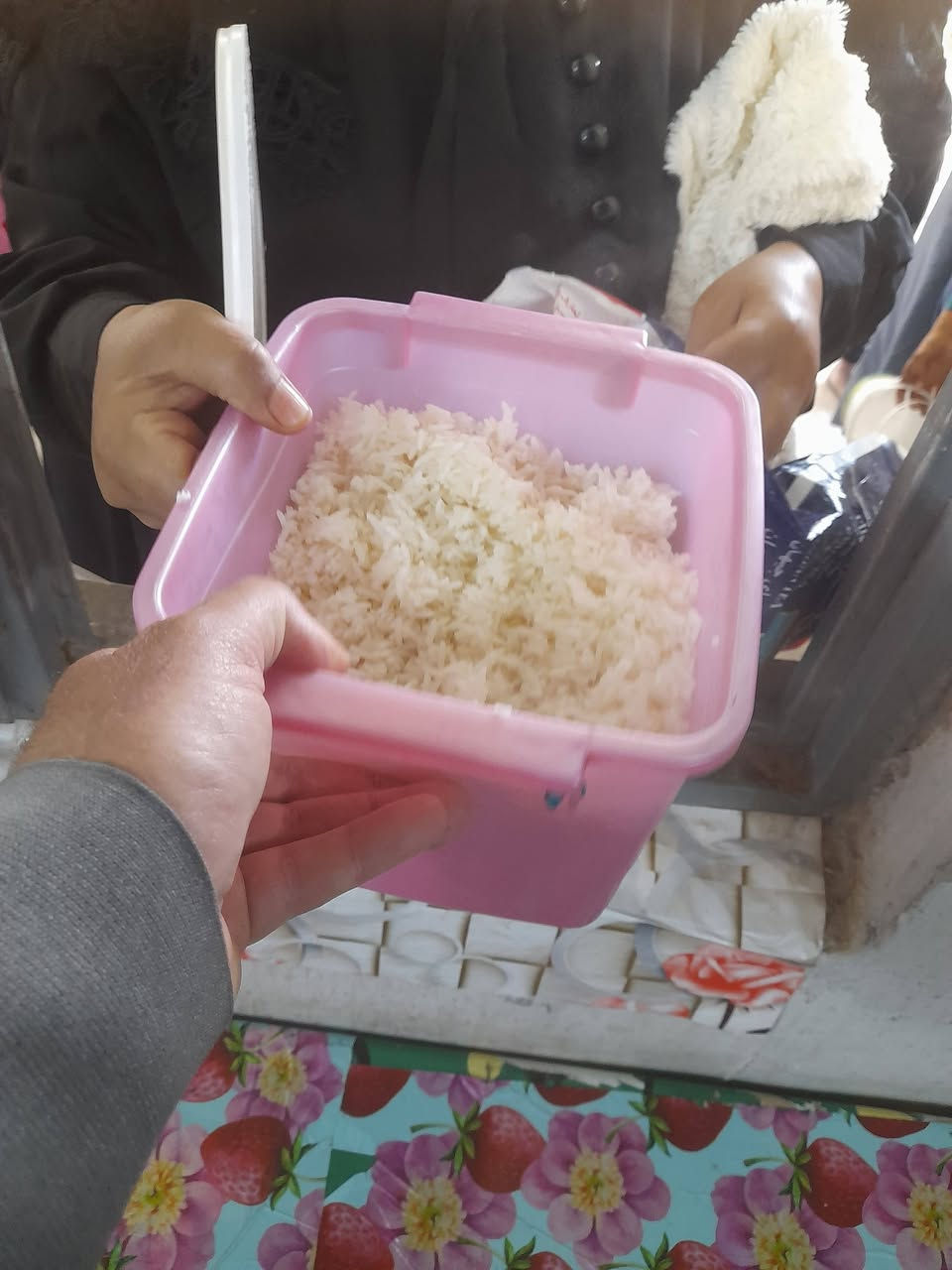 سلام عليكم ورحمة الله وبركاته قام مطبخنا مطبخ الاول بسامراء مطبخ مركز المسلم لاارامل واحباب الله والمتعففين والكائن بسامراء حي الخضراء خلف منتدى شباب سامراء فتح بتاريخ ٢٠١٧ باعداد وجبه طعام على روح المرحوم (الحاج طه ياسين) الله يرحمه ويغفر له ويسكنه فسيح جناته ويلهم أهله الصبر والسلوان وانا لله وانا اليه راجعون البقاء لله تم توزيعه  على اهلنا الأيتام وارامل ومتعففين اخوتي الغوالي اي شخص يحب يسوي وجبه طعام على روح امه وابوه او صديقه الاتصال ***********وانت بيتك ساهم بتحويل زين كاش *********** اوماستر كي ٢٦٨٨٢١٦٥٥١  وجزاكم الله خيرا جميعا
