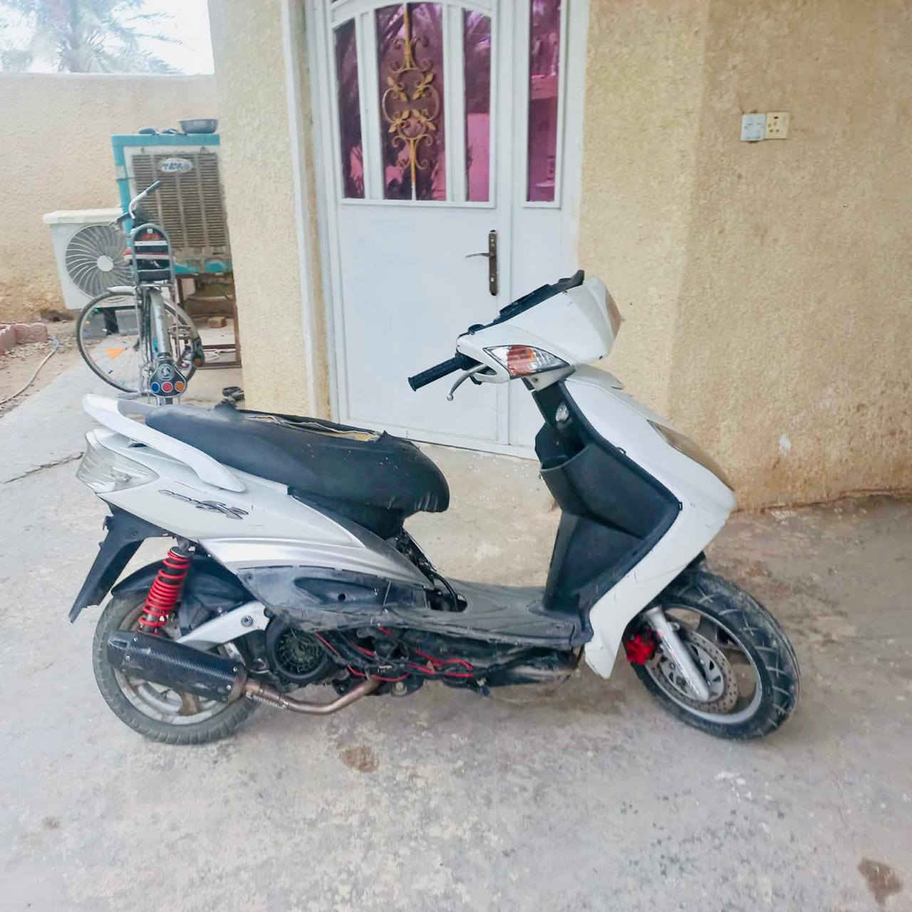 السلام عليكم 
دراجه سكنس فحل كابريتر الدراجه شغاله و كامله  عوزهه بس ولفات المكان الشعب سبع قصور السعر 300 وبيه مجال  متواجد واتساب فقط ***********
