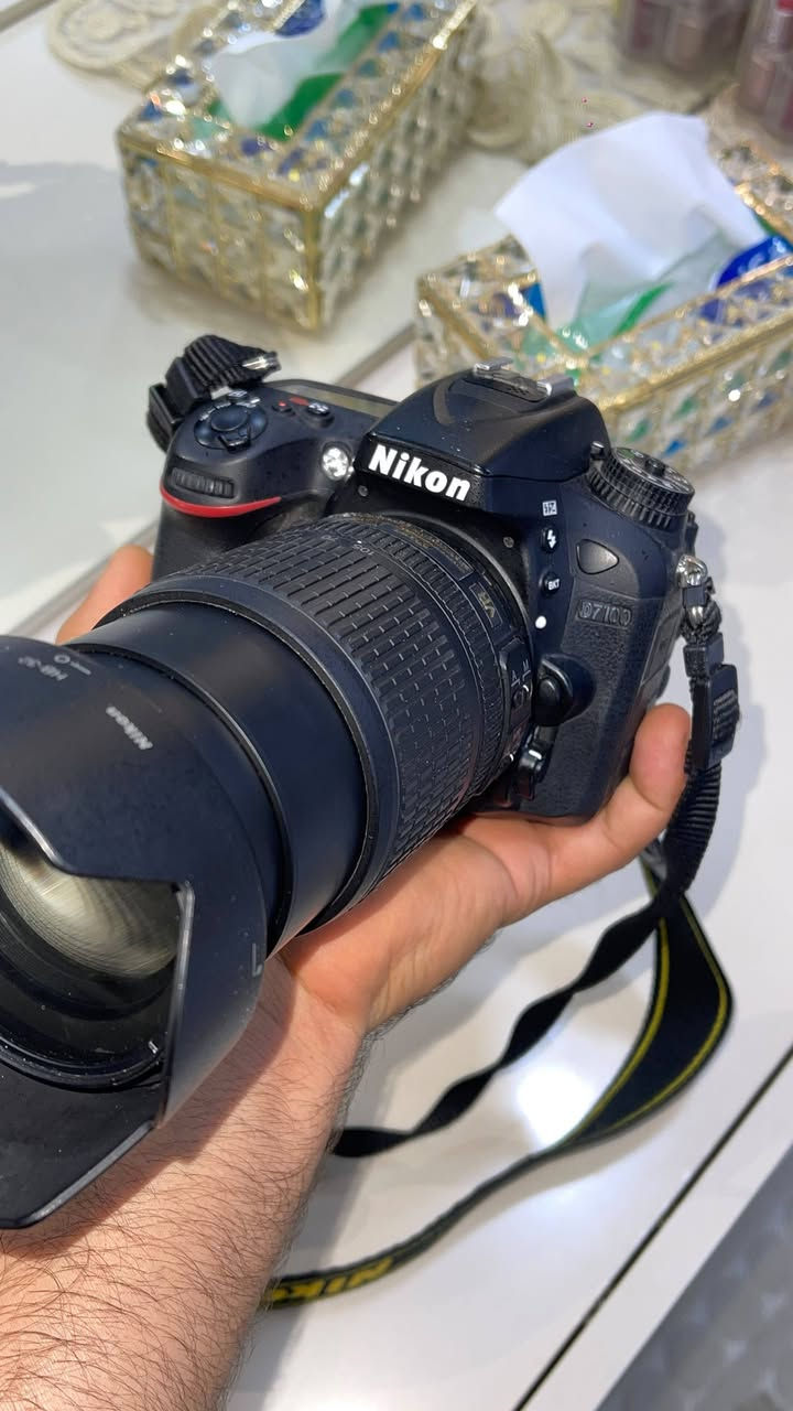 كامره نيكون D7100 جديده اكثر مما تصور استعمال شخصي كامل ملحقات زوم وبطاريات  اثنين مكان البصره سعر ٤٠٠ ميه وبيه مجال رقم***********
