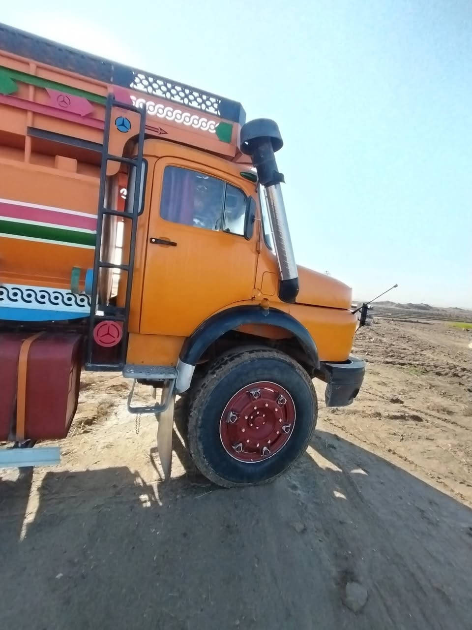 قجمه تنكر للبيع رايده ٥٠ مليون رقم هاتف *********** كير او محرك شرط حداديه جديده تخم تاير نضيف اخو جديد سياره من دعاميه لدعميه شغل جديد على ادينه اني مكلف بنشر ماتوجد عل خاص هذا رقم ربي يوفقنه ويوفقم جميعن
