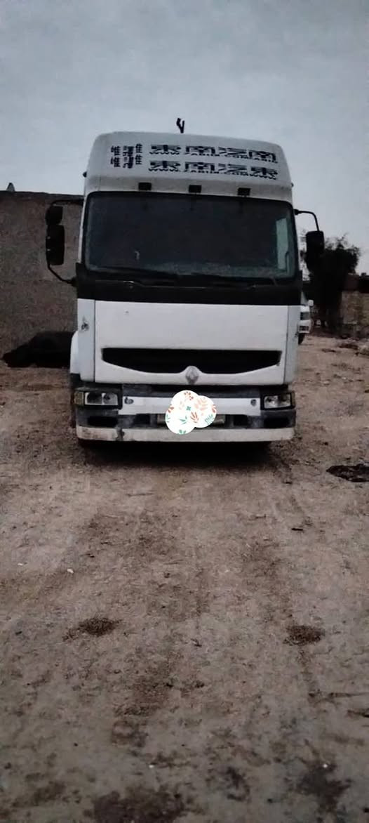 السلام عليكم رينو للبيع مكينه 420نظيفه بم و نوزل  سياره قاطره سنويه منتهيه لل 22 ابيع هل موجود مكاني بغداد حي البتول سعرها 50وبيهه مجال رقمهه بغداد الماني عوزهه باتريات بس وهذا رقمي ***********
