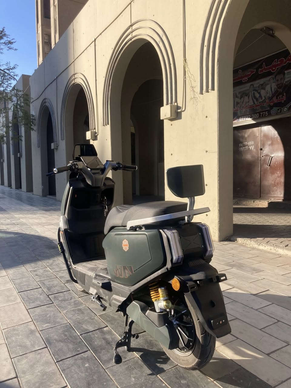 السلام عليكم دراجه شحن صاعقه للبيع الدراجه كلش نظيفه اخت الجديده مصارلها فتره عندي دراجه شخط مابيها معتني بيها إلى دراجه و شوفت عينكم شلون حلوه و نظيفه و لونها مميز مواصفاتهاا ملف 3000 بطاريات 6 كباررر مسطره بيها نظام بارك و نظام بك و نظام سبورت و بيها كروز سرعه و بيها اشاير يمنه يسره دبل إشاره لايت عالي ناصي زنون شاشه تاب تقره الأعطال بريك امامي خلفي هايدروليك مساحه خزن جوه الكشن تشغيل سويج و كارت و بصمه و بيها بلوتوث دراجه كلششش حلوه و جديده 
سعرها 925 و بيها مجال 
مكاني بغداد الصالحيه قرب كراج العلاوي 
للاستفسار ***********
