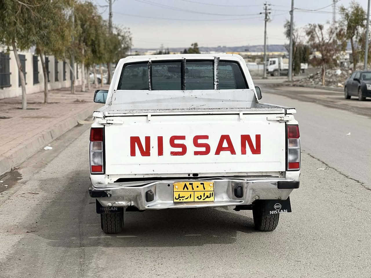 نيسان پيكاب مؤديل ٢٠٠٨
رةقةمي خاوةني(***********) واتسابوو فايبةريشي لةسةره
٢ پارچةو نيو بؤياخه كةميك ناوي گرتووه سةره شانصي لاي سياق كةميكي هةية  سةنةوي بةسةر چووه غرامه 1,400مليؤنيكوو چوارسةد هةزاري لةسةره دواي معامةله دةي گيرمةوه
گيروو مةكينه و اكسل تةقةو رةقة بةشةرت ٤ تاي نويم  لؤ بةستايه دةعامي پيشي نويه لايت نوي هةموو گياني بةشةرت
