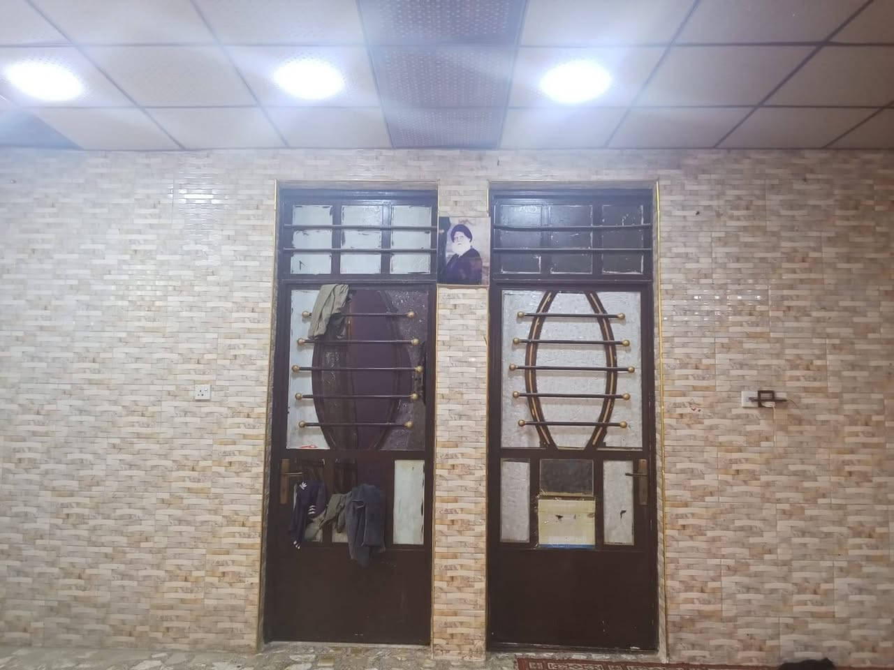 سلام عليكم دار للبيع
مساحه200 متر 
في حي الكوفه قرب دلاليه السيد

البيت طابقين 

الطابق الأول يحتوي على غرفتين وصحيات وصاله ومطبخ واستقبال 

والطابق الثاني ( هيكل) يحتوي على اربعه غرف 

للاستفسار على خاص 

*********** واتساب
