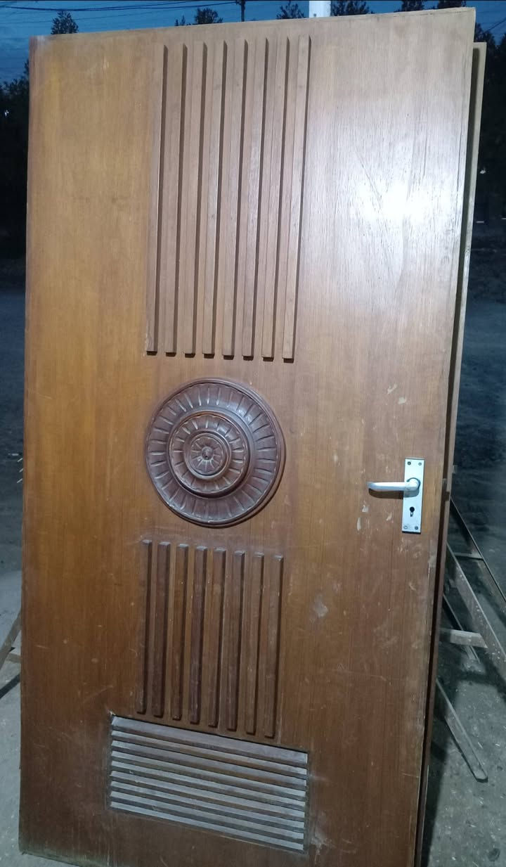 ابواب صاج عدد ١٢ نظيفة بدون اضرار للاستفسار *********** غير متواجد على الفيس
