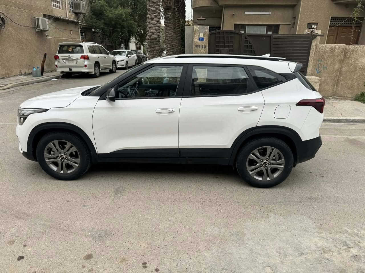 السلام عليكم كيا سليتوس 2020 خليجي سيارة جديدة استخدم شخصي  فول مواصفات رقم اربيل ابسمي شرط تحويل او وكالة 
مواصفات فتحه 
بصمه 
مري كهرباء 
شاشة جبيرة 
ماشيه 90 الف كيلو 
محرك 1600 دوش 
كير محرك مكفول 
تخم تاير جديد 
باتري جديد 
ملاحظة سيارة بيه صبغ اقل قطعتين بيه سونار مرافقة مع المنشور جديد 
صدر امامي وخلفي جديد 
بدون اي نقص 
لبيع او مراوس كورلا كروز 
مكان سيارة بغداد السيدية
استفسار اتصال مباشر ع صاحب السيارة ‭0783 011 3035‬
سعرها 155 وبيه مجال بصيط 
اني مكلّف للنشر
