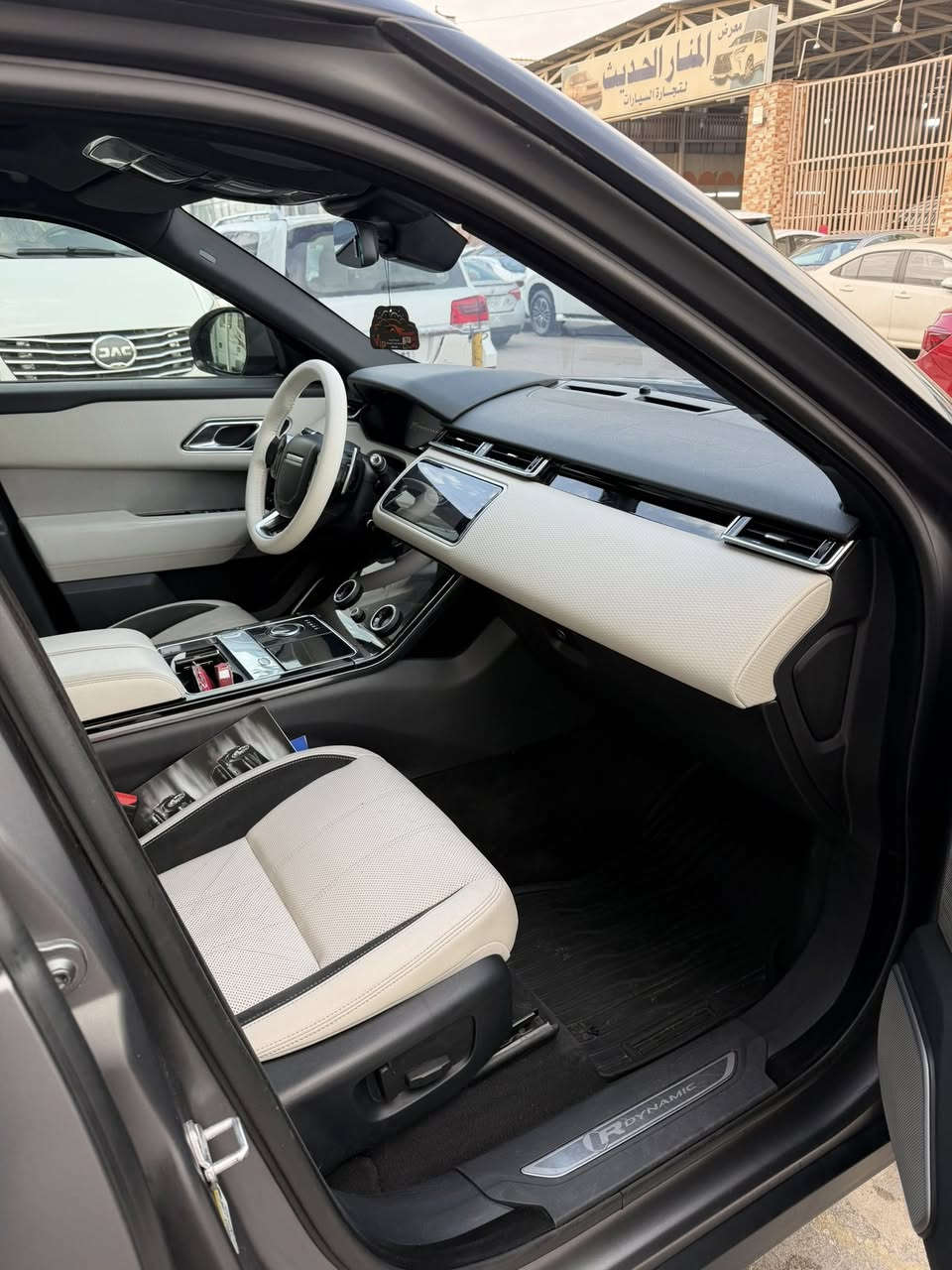 للبيع
رانج روفر ڤلر 🇬🇧 وكاله سردار  خليجيه 2018 موديل 

عداد المسافه المقطوعه 48 km 

بصمه ذكيه

كراسي كهرباء 

جنطه كهرباء

بنوراما 

داخل ابيض واسود تو كلر 

كامرات ذكيه

6 سلندر R داينمك

ويل كب اينج بلادي اسود كروم🖤

السياره وكاله وكفاله من حادث وضربه

✍️ملاحضه السياره مصبوغه كلها بنفس لونها الرصاصي لكن اللون الطافي المعروف بل مات بدون اي ضرر اي ضربه 👉🏿

رجاءا ميعرف بيها يكرمني بسكوته وليعلق اي شي 👍 

تفاصيل أكثر أتصل على رقمي *********** 📱 ☎️ 

السعر 250 $
