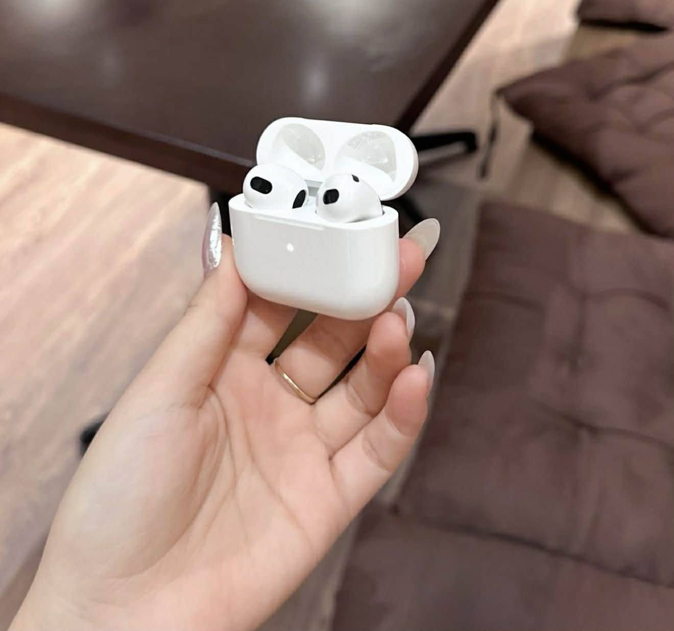 Air pods 3 اصلية باله أمريكي
بعدة بضمان شركة ابل ما منتهي بالإعدادات 

#سيريل_نمبر بموقع ابل ، #شركة_مصنعه ابل  امام مندوب وقبل دفع تكنك وتفحص #عزل_صوت_قوي جدا  #السعر 25 الف بدون ربح يوجد توصيل سريع  نظافة 90% حجز واستفسار واتس اب فقط ***********
