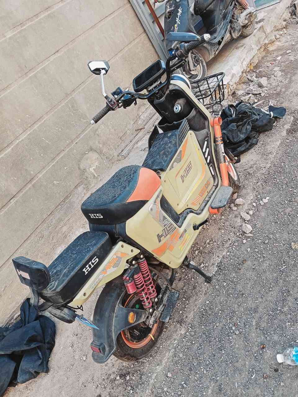 السلام عليكم دراجة شحن h900 خمس بطاريات شاشه ذكية ملف ٢٠٠٠ البطاريات دبل سرعة ٦٠ تمسي تقريباً ٥٠ كيلو نمر بطاريات جديده مشكلتها قطع بضفيره ماتشتغل بس البطاريات مابيهن شي كوم حديد تجي تحمل وتروح سعرها 200 قفل ماناقصها شي ابد ***********
