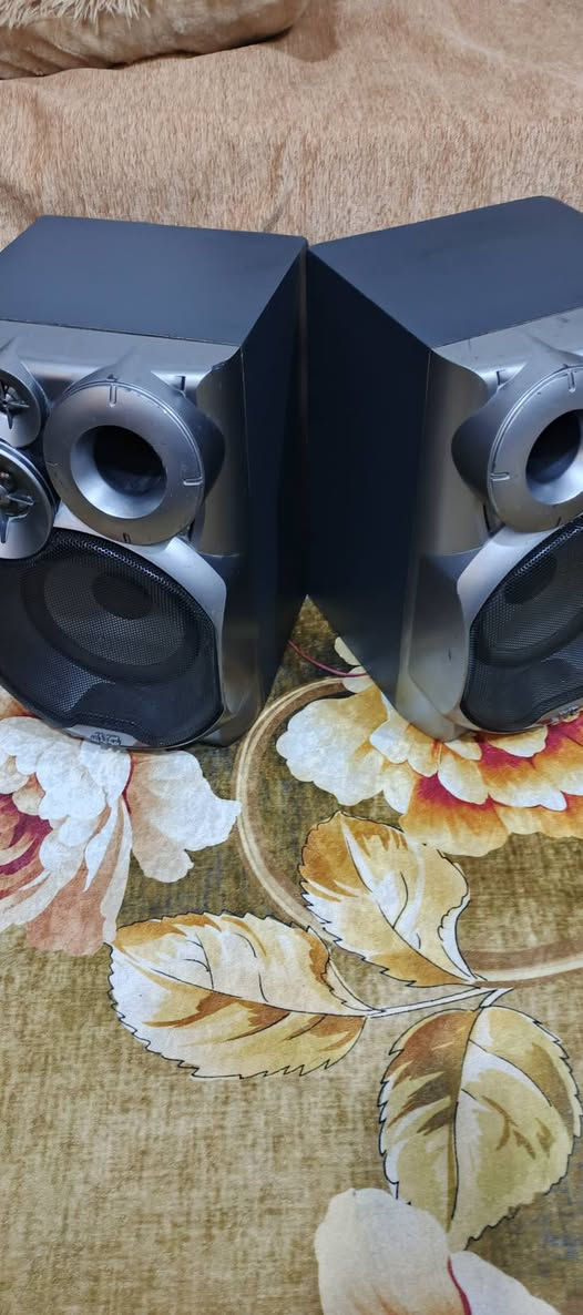 السلام عليكم .
زوج سماعات ماركة JVC مال سيستمات بوكس نوع قديم ..سماعات علئ البلاد بالكامل .
صوتهم رائع جدا  ٦ اوم  ٨٠ واط كل تك .
ترهم لجميع الاجهزة الصوتية والسيستمات والمضخمات بصورة عامة . 
قياسهم  ٣٤ سم ارتفاع و ٢٢ سم تقريبا العرض 
 سعر زوج ٥٠ الف واصل لمكانك .نهائي رجاءا .
للاستفسار او المراسلة موجود خاص او الرقم *********** البصرة .موجود توصيل شركة .
