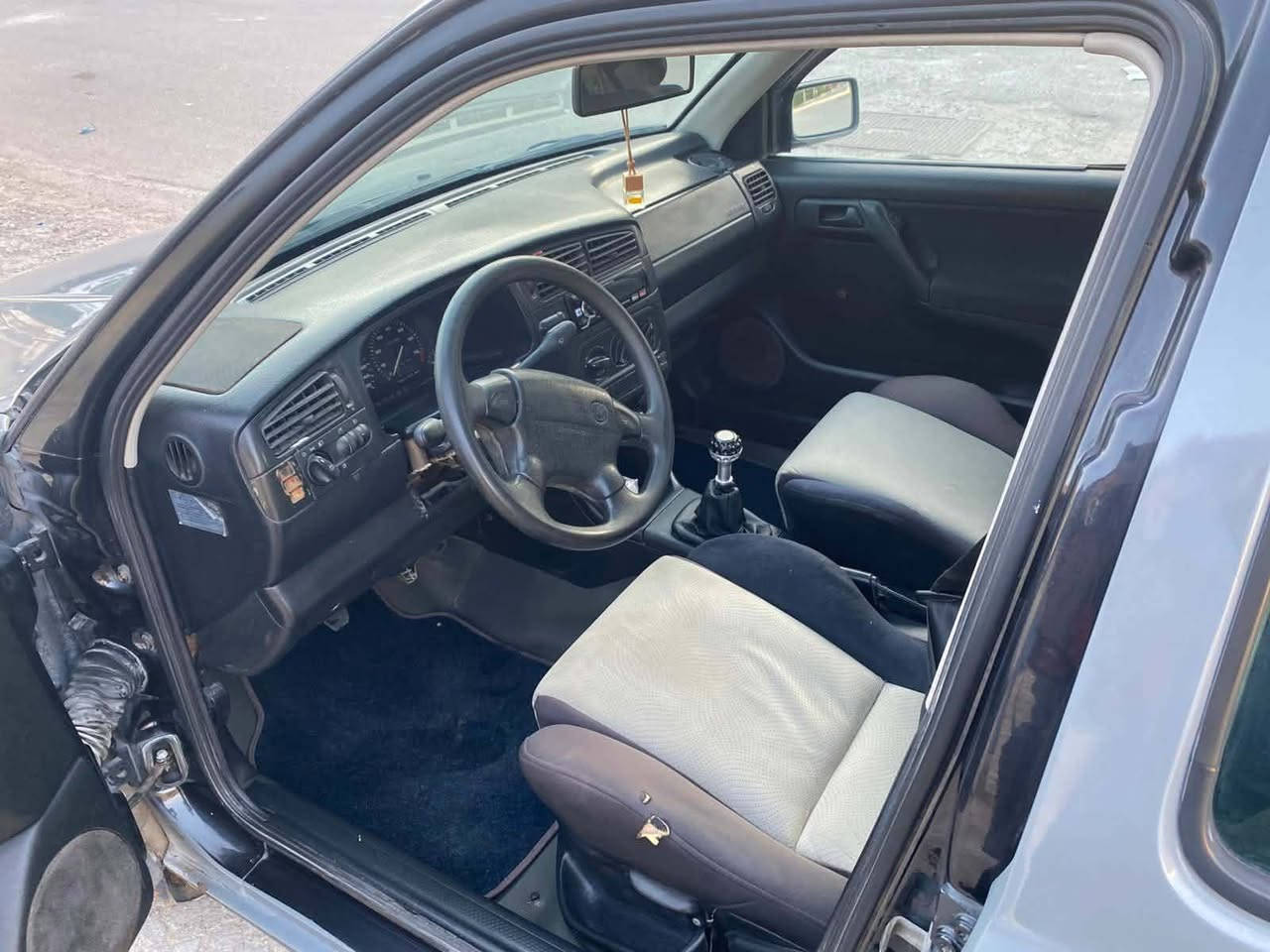 سلام عليكم
سياره كولف هج باك محرك ١٨٠٠
كير عادي كهربائيات كامله تبريد تئدفه صبغ عام رقم جديد بغداد السعر ٤٥ وبيه مجال
***********
 ***********
العنوان عامريه
