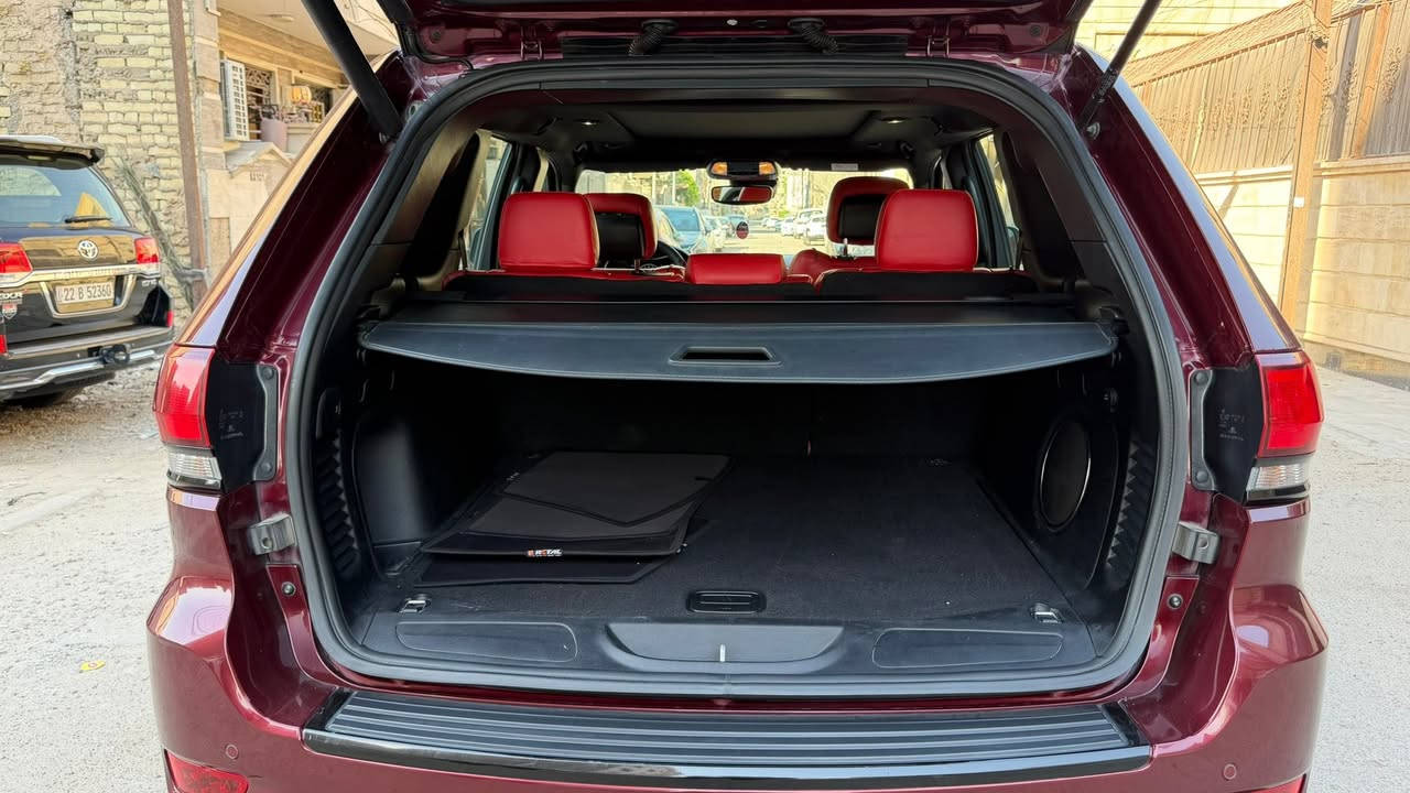جيب كراند شيروكي لمتد S رادار .
الموديل : 2021 . (خليجي) . 
المحرك : V6.  3.6L .
العداد :    58الف مايل (94.450 كيلو) 
رقم الهاتف : *********** 
مكان السيارة : بغداد 
* المواصفات :
 * رادار مع مانع تصادم امامي . 
* تحذير الخروج عن المسار . 
* نقطة عمياء .
* دفع رباعي 4x4 . 
* فرش المقاعد من الجلد . 
* المقاعد الأمامية كهربائية .
* ذاكرة لحفظ وضعيات الجلوس . 
* المقاعد الأمامية مع تدفئة . 
* صف المقاعد الخلفية مع تدفئة . 
* ويل قياس 20 انج اسود لماع .
* مقود السائق كهربائي . 
* تدفئة ستيرن . 
* سقف بانوراما .
* شاشه 8.4 انج .
* نظام الملاحة (GPS) . 
* نظام خاص للطرق الوعرة . 
* مصابيح امامية زنون . 
* المصابيح الأمامية مع LED لايت . 
* كشافات الضباب زنون . 
* تشغيل عن بعد .
* صندوق كهربائي .
*  حساسات أمامية . 
*  حساسات خلفية .
* كاميرا خلفية .
* بخاخ ماء لتنظيف المصابيح الامامية .
* مرايا بخاصية التعتيم الذاتي . 
* مرايا جانبية قابلة للطي كهربائيا . 
* بلوتوث تلفون . 
* محدد سرعة . 
* نظام تشغيل واطفاء اوتماتيكي للمحرك للتوفير من صرف الوقود .
* نظام بريك اوتماتيكي . 

* السعر 36,000$ بي مجال للشراي
