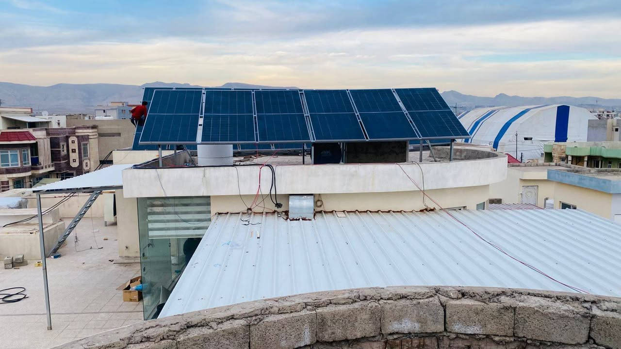 منظومة High voltage من طاقة سمارت في دهوك- سميل ضمان الانفيرتر 5 سنوات استبدال من sofar وضمان البطاريات 10 سنوات - منزل السيد عيسى قبلان منظومة جهد عالي تشغيل منزلين و مصعد .

تم اليوم الانتهاء من نصب منظومة طاقة شمسية 
 مواصفات المنظومة 
منظومة Sofar هي منظومة هجينة يمكنها التوليد وارجاع الكهرباء للوطنية بكفائة عالية جدا وهي منظومة صماعية تتحمل الاحمال الثقيلة 

- انفيرتر 20  كيلواط Sofar  ضمان 5 سنوات استبدال 
- بطارية 5 كيلواط Sofar ضمان 10 سنوات 
-  36 من الواح الشمسية 620 واط من HZ ضمان 12 سنة 
- نظام مراقبة عن بعد كامل 24/7
- نظام اعطاء الاوامر للمولد في الحالات الطارئة للشحن 

# مميزات المنظومة الشمسية
-ارجاع الكهرباء للوطنية 
- تقليل فاتورة الكهرباء 
- تحسين البيئة وتقليل الانبعاثات الكربونية
- توفير الطاقة في أوقات الذروة
- المحافظة على اجهزة المنزل كون الفولطية مستقرة وتطول العمر الافتراضي للاجهزة الكهربائية   

# الفوائد المالية
- توفير مالي جيد كون الكهرباء مجانية وارجاع الكهرباء للوطنية 
 .

مكتب طاقة
الموقع الاول بعشيقة حي العسكري مقابل معرض مخلد 
 مهندس فادي *********** 
***********.   اياس سعيد
 

طاقة_شمسية
#منظومات_طاقة
#سوفار
#HZ
#داينيس
#الربيعة
#تل_سمير
#طاقة_سمارت
#طاقة_متجددة
#انفرتر
#بطاريات
#الواح_شمسية
#نصب_منظومات
#عروض_الطاقة
#عراق
#بعشيقة
#مهندس
