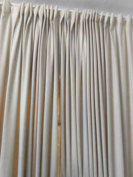 السلام عليكم يتوفر لدينا للبيع للبيع اغراض مستعمله اخو جديد ميز مكتب عدد 2 كراسي وطبلات زائد بردات وسبالت العنوان بغداد حي الجهاد السعر خاص الاستفسار***********
