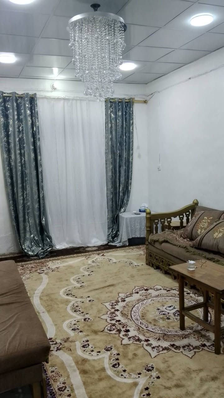 دار زراعي للبيع المساحة 320م ...السعر 85 ..المنطقة سكنية كل الدور مرقمة ماء جيد جداً ومبلطة ومجاري...بغداد جسر ديالى مقابل جامع المهيمن قريب على الشارع الخدمي.. استقبال كبيرة وصالة ومطبخ كبير وغرفتين كبار وترك ومطبخ كبير وحمام غربي داخلي كبير وحمام خارجي كبير وكراج كبير وحديقة كبيرة...منطقة خلف البيوت هادئة امام ساحة...سقف البيت سندويج بنل وسقف ثانوي والارضية بورسلين تركي جديد البيت نظيف *********** واتساب
