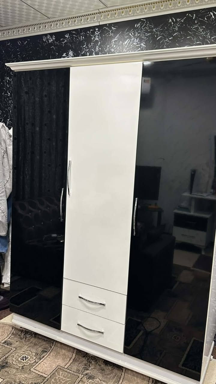 غرفة نوم نفر واحد شغل نجار خاص شرط المتانة والنظافة ١٠٠% وبسعر مغري واذا بي خدش واحد لاتشتري  اتصل بالرقم ***********
