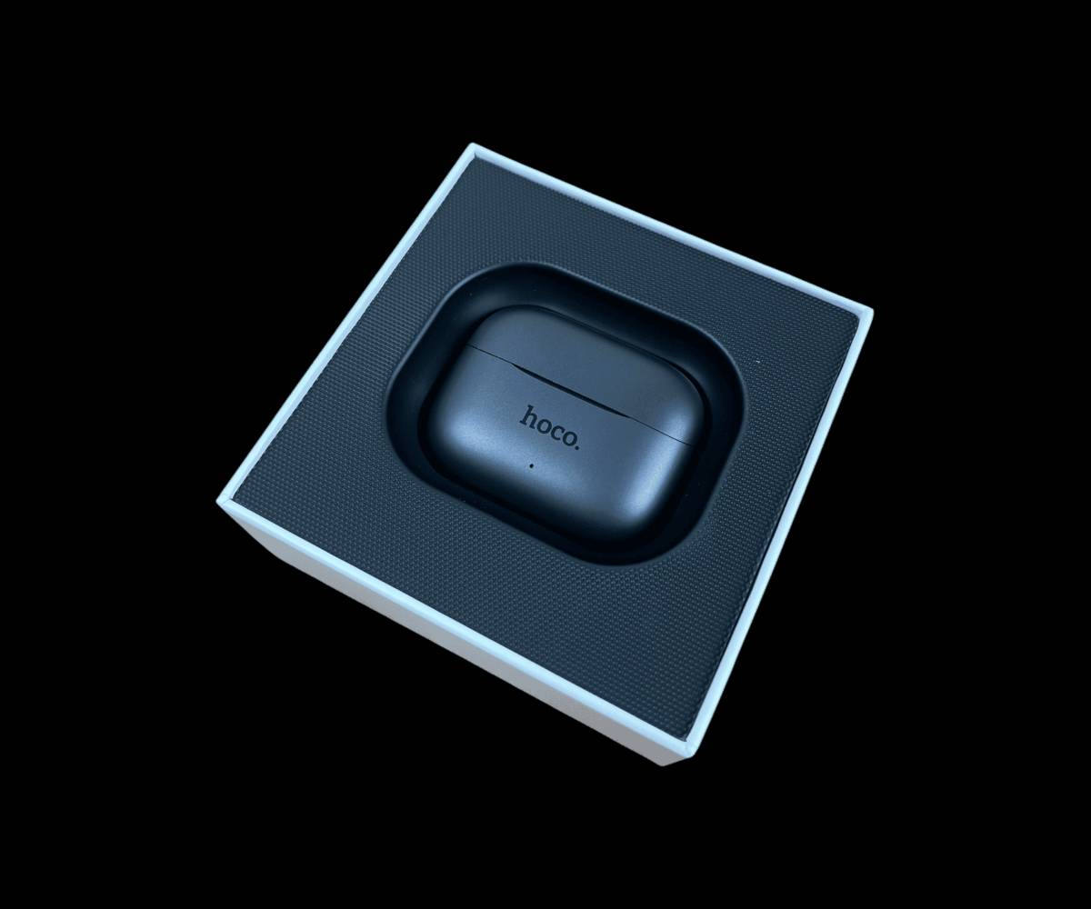 ايربود HOCO EQ27 AI للترجمة الفورية مع عزل ضوضاء

الاستخدامات

الترجمة الفورية أثناء المكالمات الهاتفية عند ربط السماعة بالتطبيق المخصص.

إجراء مكالمات واضحة حتى في الأماكن المزدحمة بفضل عزل الضوضاء.

الاستماع للموسيقى، الفيديوهات، والبودكاست بجودة صوت عالية.

مناسبة للسفر، العمل، الدراسة، والتواصل مع أشخاص بلغات مختلفة.

المميزات

ترجمة ذكية بالذكاء الاصطناعي (AI Translation) تدعم الترجمة عبر التطبيق لأكثر من 134 لغة.

تقنية عزل الضوضاء ANC + ENC لتحسين جودة المكالمات وتقليل الضجيج المحيط.

4 مايكروفونات لالتقاط صوت واضح أثناء المكالمات والترجمة.

إصدار بلوتوث 5.4 لاتصال أسرع وثابت مع استهلاك أقل للطاقة.

جودة صوت Hi-Fi مع دعم بروتوكولات الصوت: HSP  HFP  A2DP  AVRCP.

عمر بطارية السماعات حتى 7 ساعات استخدام متواصل.

علبة شحن توفر حتى 28 ساعة استخدام إجمالي (تشحن السماعات عدة مرات).

شحن عبر USB-C (DC 5V) سريع وسهل.

تصميم مريح مع سدادات سيليكون متعددة المقاسات لثبات أفضل داخل الأذن.

تحكم باللمس لتشغيل الموسيقى، المكالمات، والمساعد الصوتي.

محتويات الصندوق

سماعتي ايربود HOCO EQ27 AI

علبة شحن

كابل شحن USB-C

سدادات أذن سيليكون إضافية

دليل الاستخدام

الملاحظات

الترجمة تعمل عند ربط السماعة بتطبيق الهاتف (يتطلب إنترنت).

الترجمة مخصصة للمكالمات والمحادثات، وليست ترجمة مستقلة بدون هاتف.

يُنصح بشحن السماعة بالكامل قبل أول استخدام.