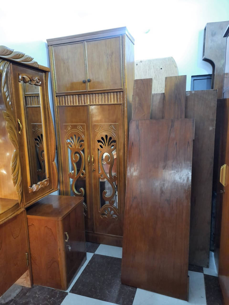 السلام عليكم غرفه صاج فول نظافة وهاي كدامك ...بيه فقط ضرب بميز مرايا ومصلح ومخلي عليه اشارة شوفه ...وغيرة اي ضرر مابيه العنوان كربلاء حي المجتبى *********** السعر ٦٠٠
