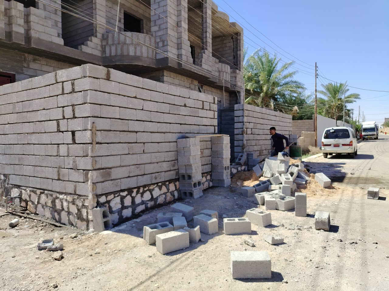 خلف بناء متفرغ اشتغل حجر وبلوك 

***********
