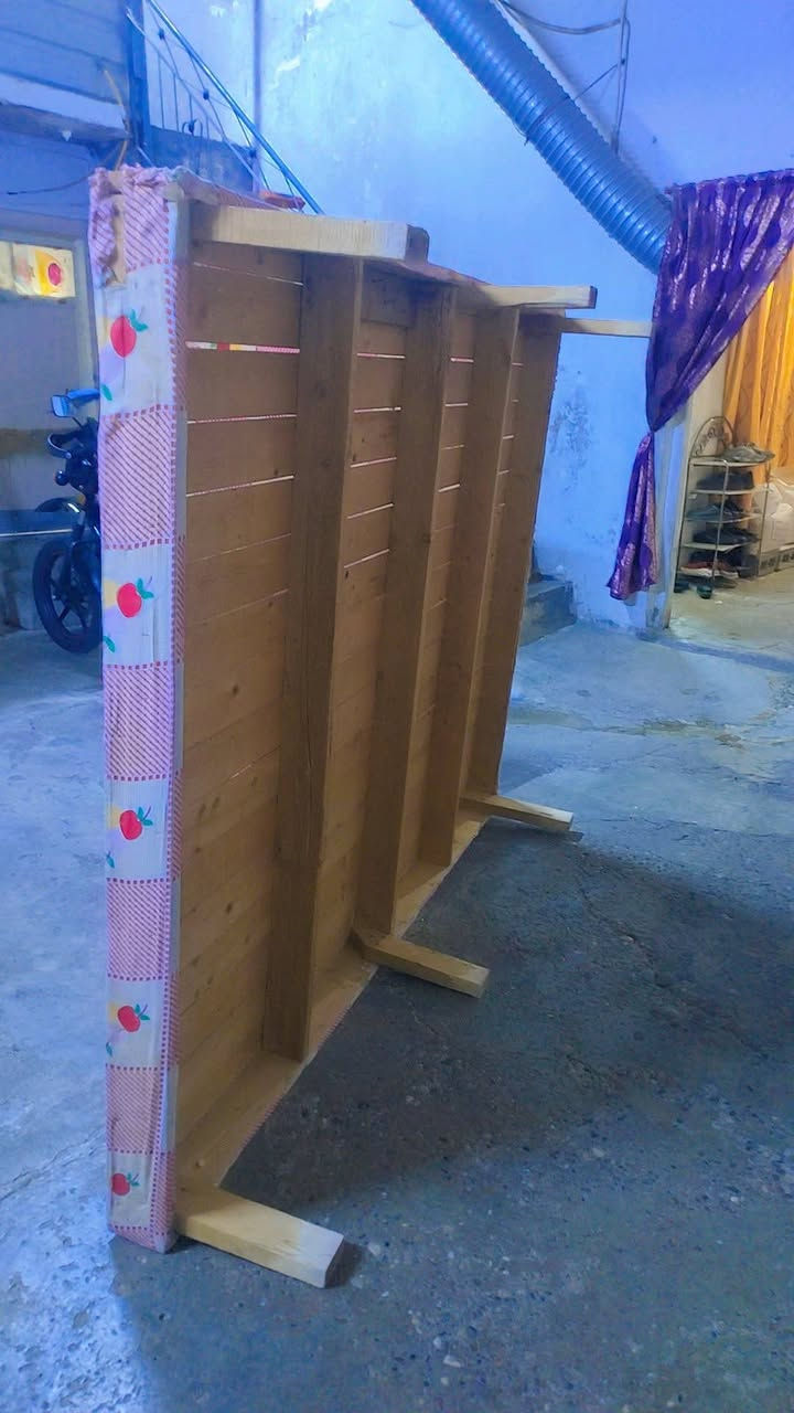 تخت عراقي نضافته ٩٠ بلميه خشب شرط ثكيل ٥٠ قفل واصل بيتك شراي يتصل ***********  ***********
