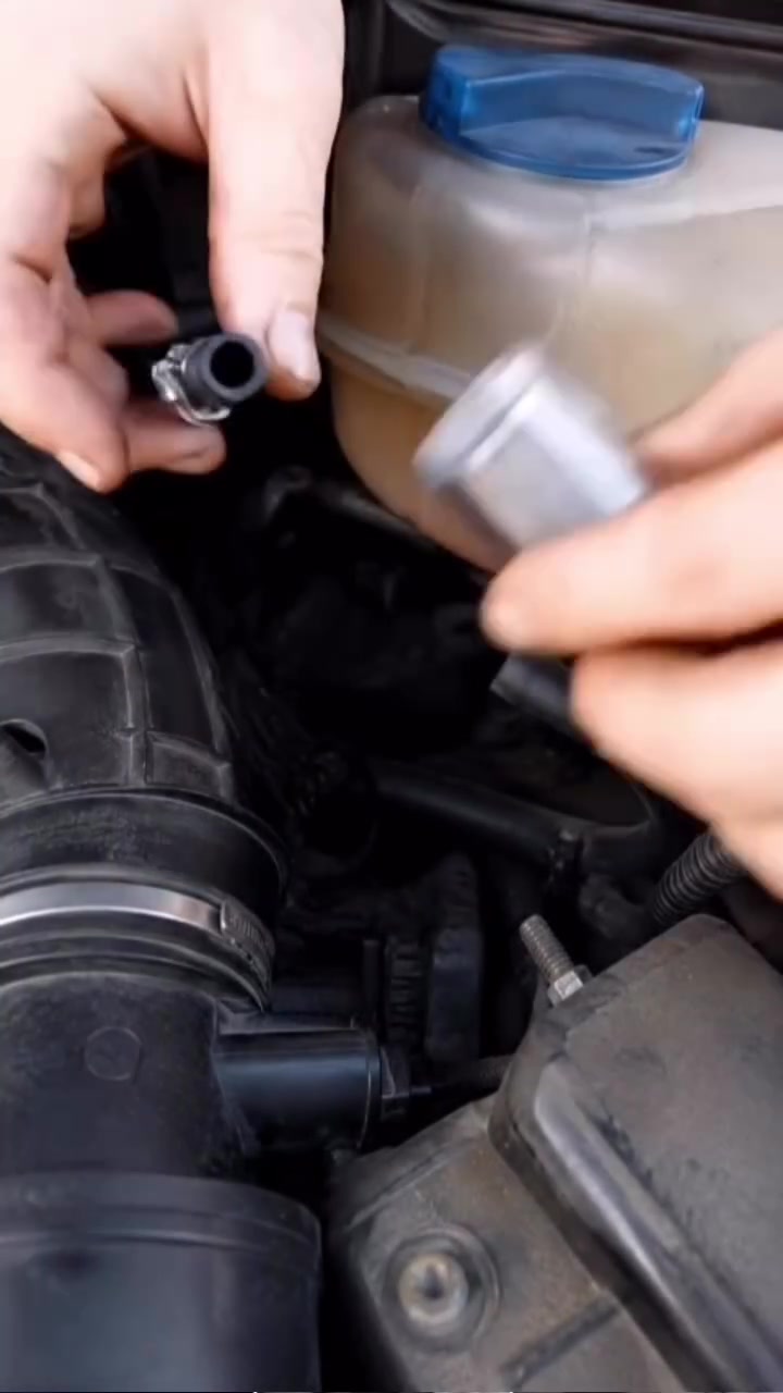 ركبنا فلتر شفاف في دورة تبريد العربية والنتيجة كانت مفاجأة! 😱🚗
هل المياه الخضراء اللي في القربة فعلًا نظيفة🤔
الفلتر الصغير ده قدر يكشف الشوائب والأوساخ اللي بتتحرك داخل دورة التبريد.
⚠️ الاهتمام بدورة المياه يحافظ على: ✅ كفاءة التبريد
✅ سلامة الردياتير
✅ حماية أجزاء الموتور من المشاكل
تابع التجربة للنهاية وشوف الفلتر طلع إيه👀
 #car  #funny  #toys  #سيارات  #عربيات


**إذا كنت صاحب هذا الإعلان وتريد حذفه لأي سبب، رجاءا أرسل رسالة إلى الدعم الفني**