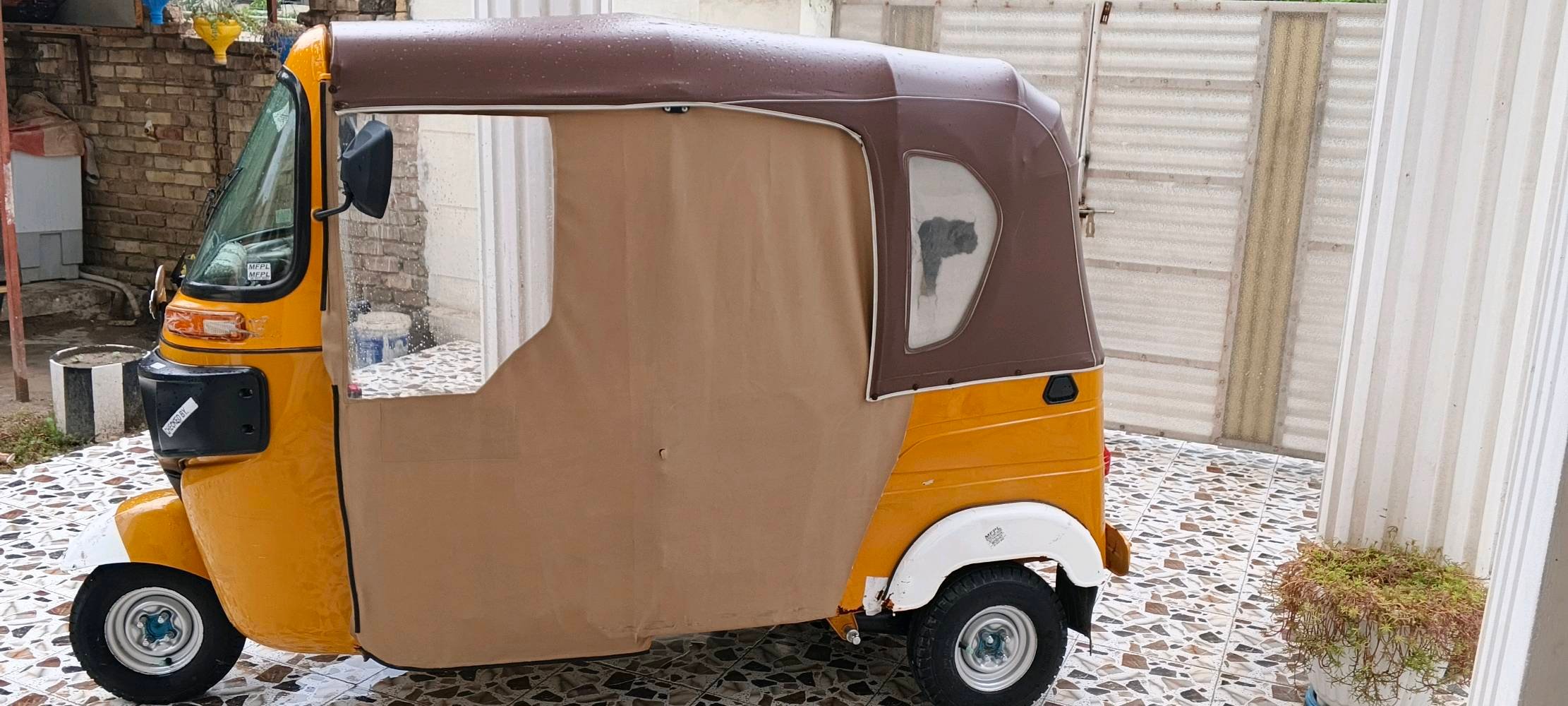 تكتك في حالة جيدة جداً مع سقف وجوانب قماش للحماية من الظروف الجوية. اللون الأصفر يعطيه طابع مميز وجذاب. جاهز للاستعمال ومثالي للتنقل في الشوارع الضيقة.