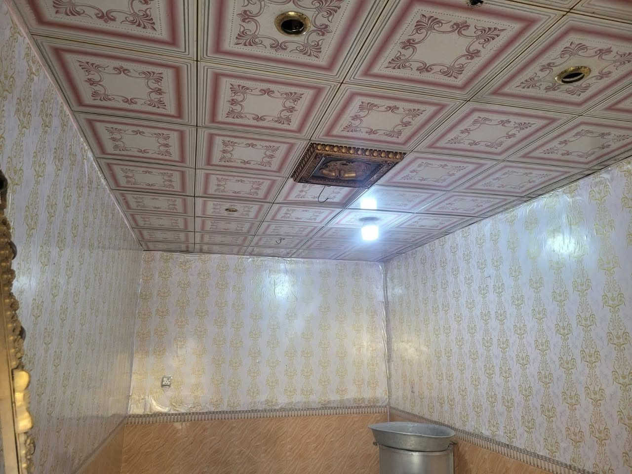 بيت🏠 للايجار 
بشارع المطار القديم يم حسينية ام البنين
صالتين وحده فوك وحده جوه
غرفتين وحده فوك وحده جوه
واستقبال
100م 175الف
***********
