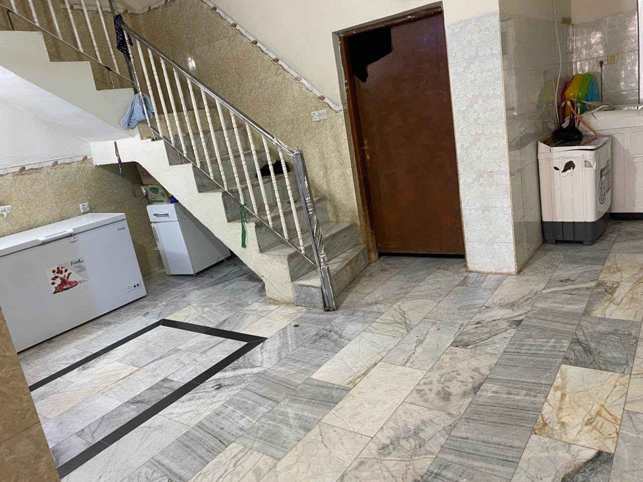 السلام عليكم ورحمه الله وبركاته
بيت للبيع
 بيت للبيع المساحه 112.5 يحتوي الدار مطبخ خارجي حار بارد غرفه نوم في الطابق الارضي وصاله وغرفتين سويت في الطابق الثاني جنس العقار طابو صرف عنوان الدار كربلاء حي التحدي قرب المدرسه الصينيه يوجد قرب الدار مستوصف ومدارس للاستفسار اكثر الاتصال على الارقام ***********
***********
