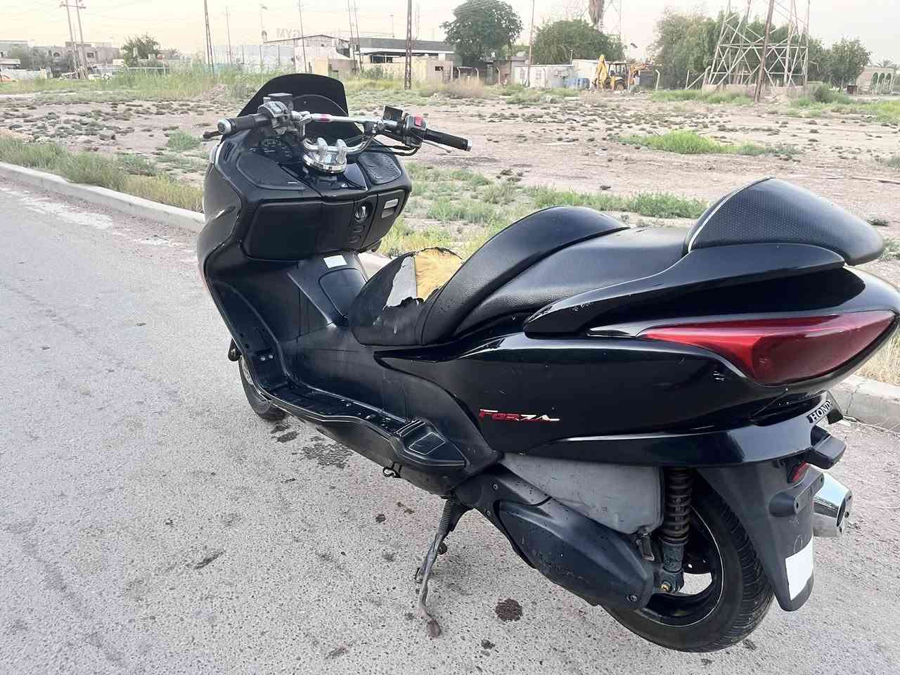 فورزا 08  دراجه  كهربائيات كاملة وما ملعوب بضفيرته  الدراجه صافية وخير من الله مكينه جديده لا نضوح ولا تبخير مفتوحه او لا ما اعرف ولله بس سلندره بلاد حاله حال المامفتوحه
شلعه زينه ومعدل قوي 
السعر ٨٠٠ وبيه مجال بسيط جداً حك الجية 
مكاني بياع 
***********
