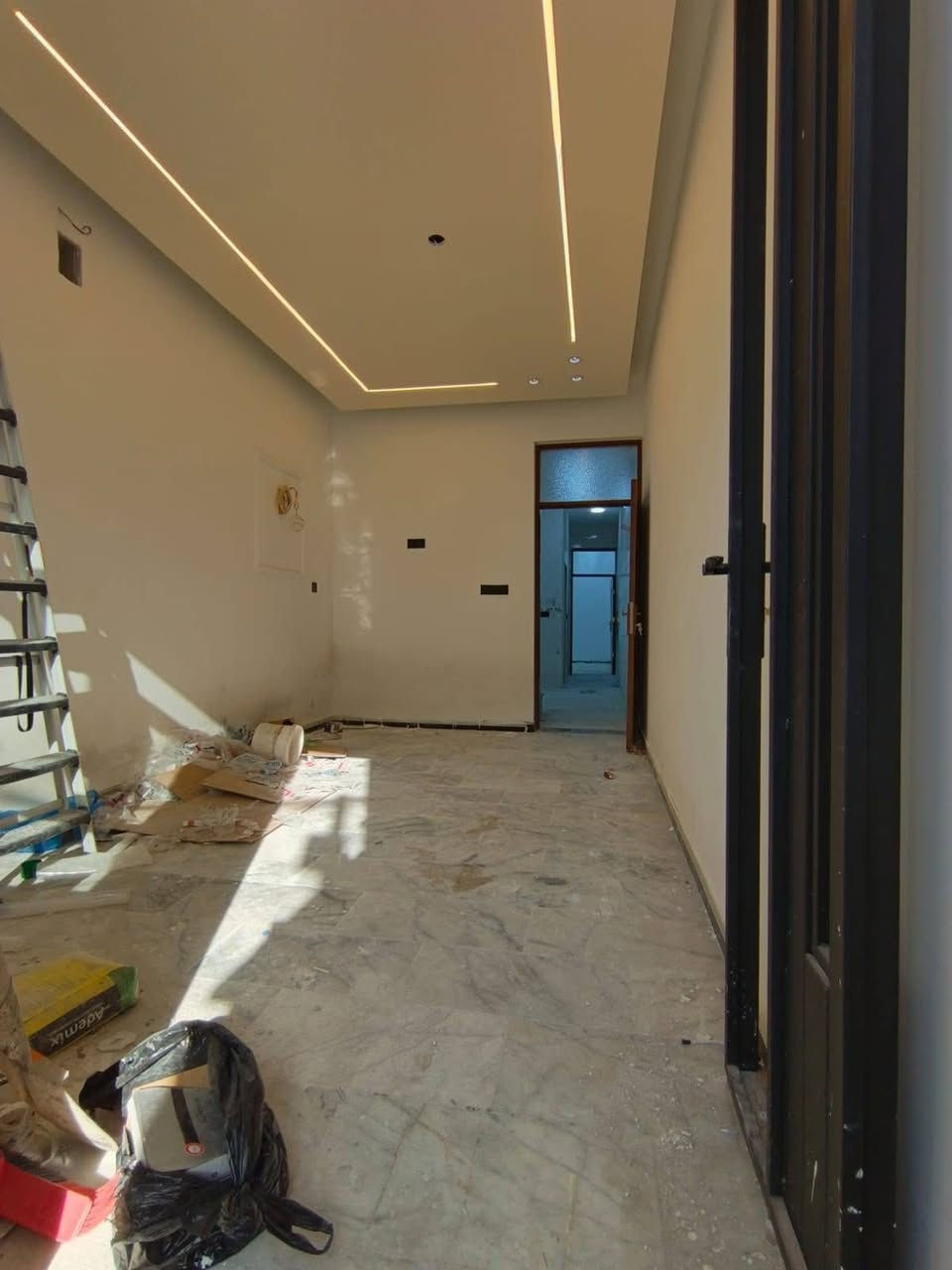 للبيع ٦٥م تسليم مفتاح الشعب عدن خلف مركز شرطة الشعب بيه ٣نوم واستقبال وهول وخدمات طابقين السعر ١٨٥قفل للاستفسار ***********
