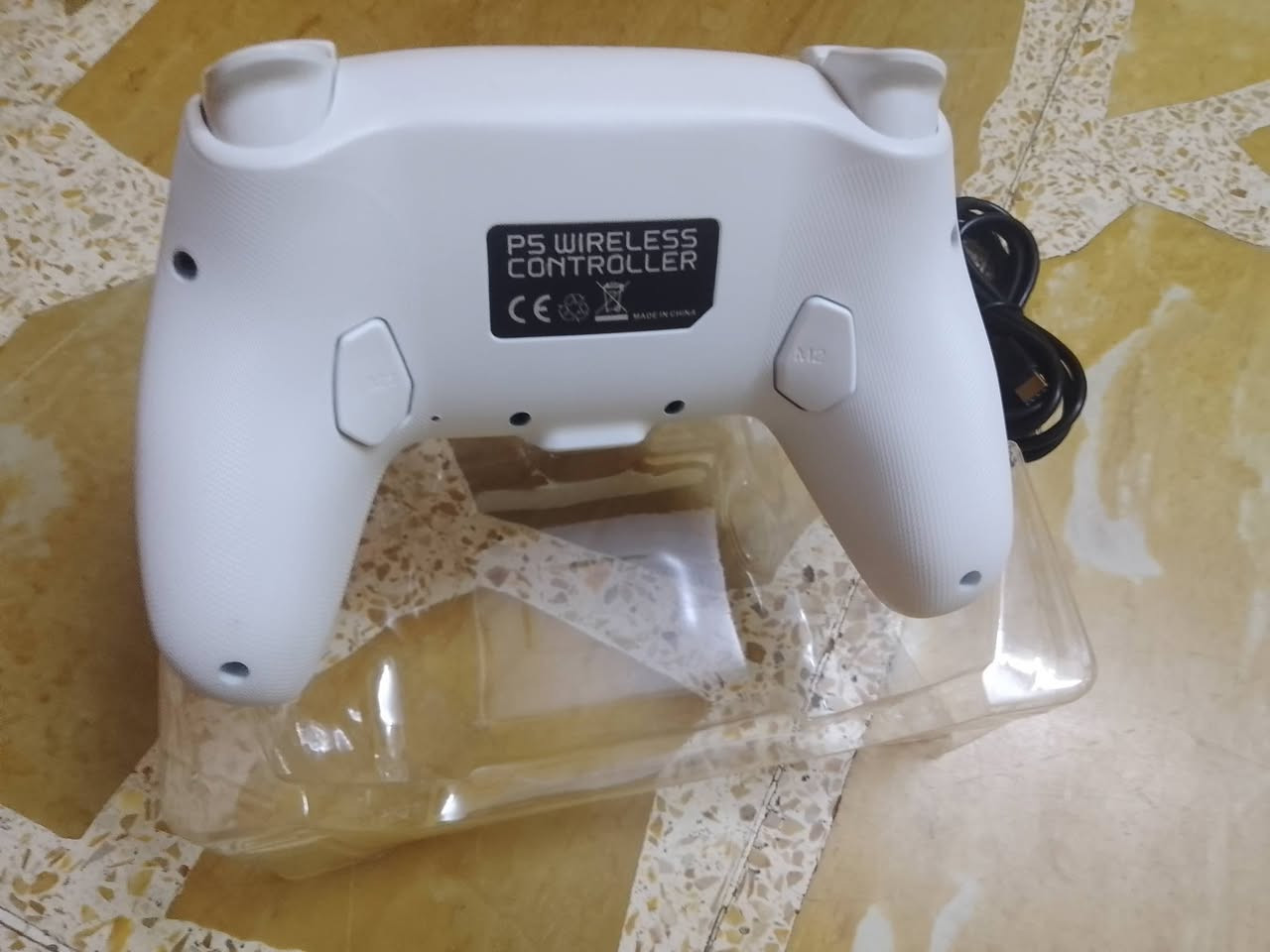 🎮 عدل لعبك واصعد للمستوى الفول! 🚀
لكل جماعة الكيمنغ والتريد تحترف صدك، وصلت اليد الخرافية P5 Wireless Controller اللاسلكية. شكل وتصميم يسطر، وأداء ثابت يغيرلك اللعبة مية وثمانين درجة!
✨ ليش هاي اليد تفيدك؟ (المواصفات):
 * 💻📱🎮 تشتغل على كل الأجهزة (بشرط): اليد جوكر وتشتغل وياك وين ما تريد! تربط على الـ PS5، وعلى الحاسبة (PC)، وعلى الموبايلات (آيفون وأندرويد) وباقي الأجهزة بدون أي مشكلة.
 * 🌟 إضاءة RGB تشق الظهر: اليد تجيك بخطوط إضاءة ملونة تجنن على الجوانب وداير حبل لوحة اللمس (التاتش باد)، تنطيك جو غرف كيمرز حقيقي بالظلمة.
 * 🔋 وايرلس بدون دوخة أسلاك: العب براحتك وبدون قيد، اتصال لاسلكي سريع وقوي وما بيه أي تـأخير (Delay)، وتشحنها بسرعة عن طريق منفذ Type-C الحديث.
 * 🎯 دكم خلفية مالت محترفين (M1 / M2): بيها أزرار إضافية بظهر اليد تكدر تبرمجها، تفيدك حيل بألعاب الشوتر والـ FPS حتى تسبق الكل بالحركة والتصويب.
 * 👌 لزكة يد مريحة وما تزحلق: ملمس اليد من ورة بيه خشونة خفيفة حتى لو تعرق يدك وقت الحماس ما تزحلق وتضل ثابتة بيدك بالساعات.
 * 🕹️ تاتش باد وأنالوج دقيق حيل: لوحة اللمس تشتغل بكفاءة عالية، والأنالوج مالتها ناعم واستجابته سريعة لكل حركة تسويها.
💰 السعر: 150 ألف دينار عراقي بس!
📍 ملاحظة: متوفر التوصيل داخل الموصل فقط حالياً (ما عدنا توصيل لباقي المحافظات).
📥 للطلب أو الاستفسار: راسلنا على الخاص (رسائل الصفحة) أو اترك تعليق وهسة نجاوبك!
#الموصل #العراق #كيمنغ #بلاستيشن #ألعاب #Gaming #Controller


**إذا كنت صاحب هذا الإعلان وتريد حذفه لأي سبب، رجاءا أرسل رسالة إلى الدعم الفني**