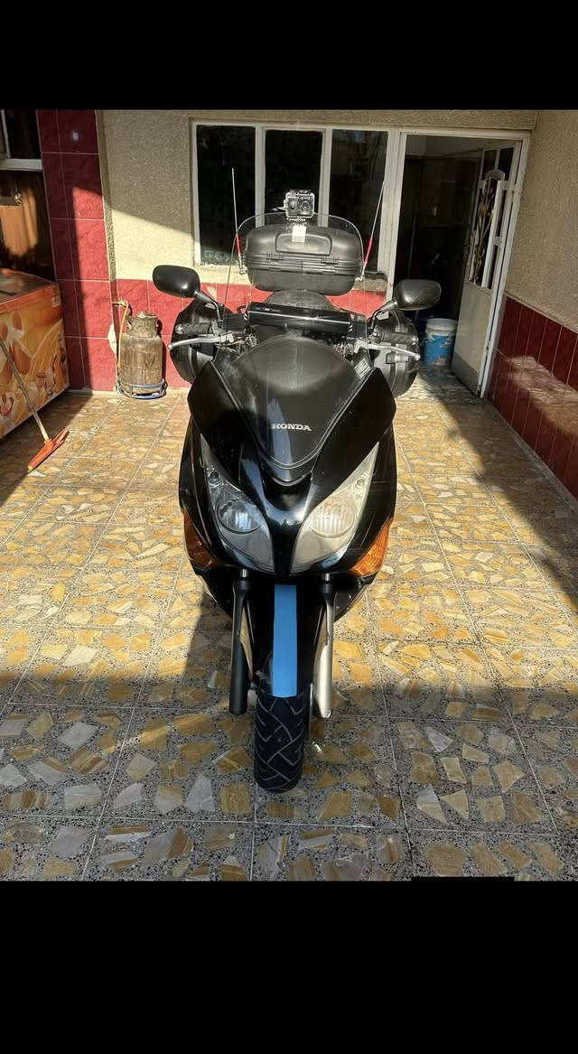 سلام عليكم سلفر ونج جيتي 400كفاله المكينه لكفار نضافه 70 لدراجه مدفوع كمرك السعر 18 وبيه مجال ***********
