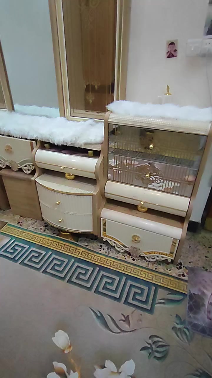 السلام عليكم عندي غرفه اخشاب تركي ادعش قطعه مع ميز بلازما العنوان  بغداد مدينه الصدر السعر مليونين ***********
