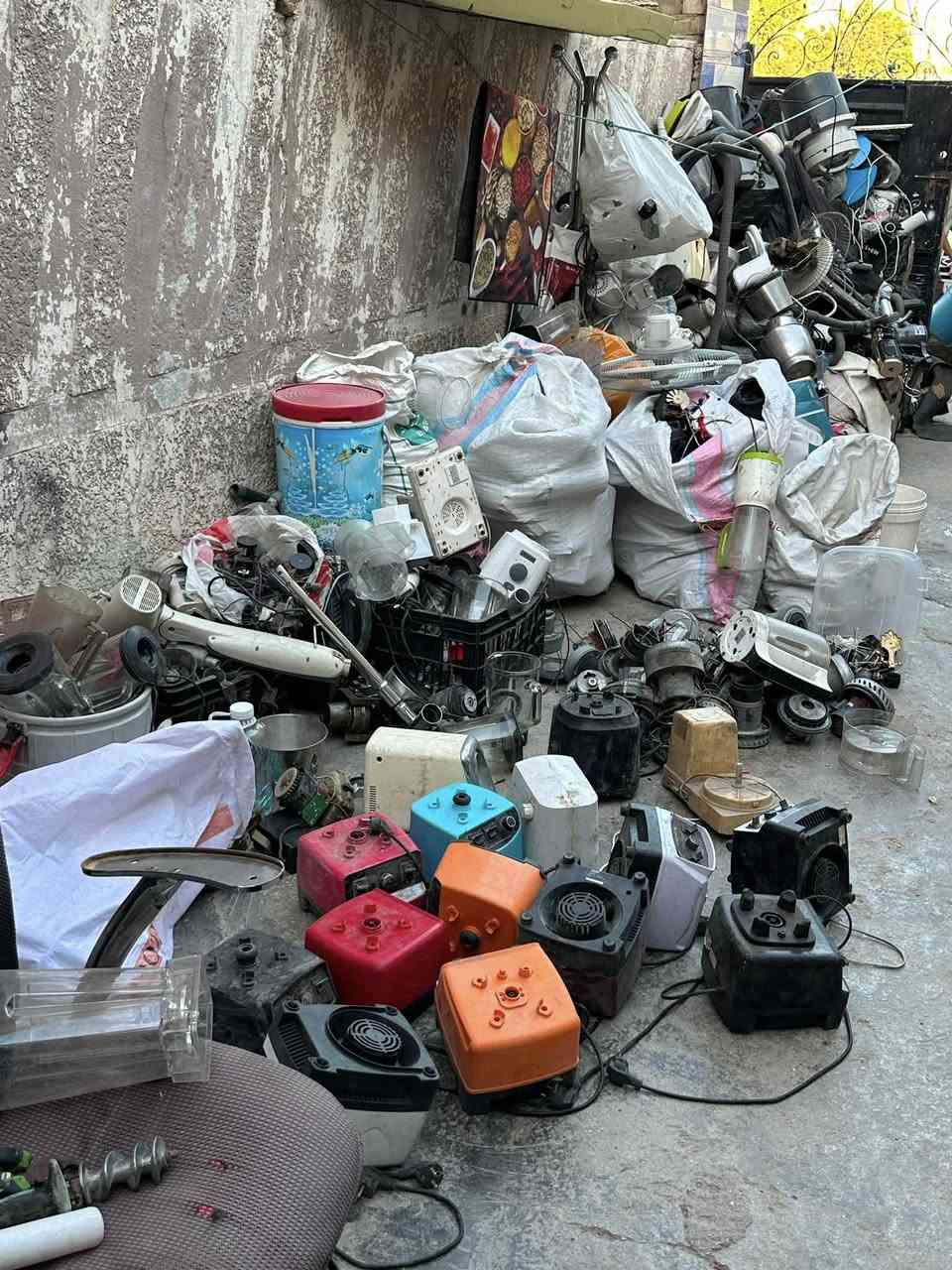 السلام عليكم اخوان غراض منزلي محل كامل اكو يشتغل واكو عطلان ابيع كوم حديد الي يفيده  يتصل وبل خدمه ***********
