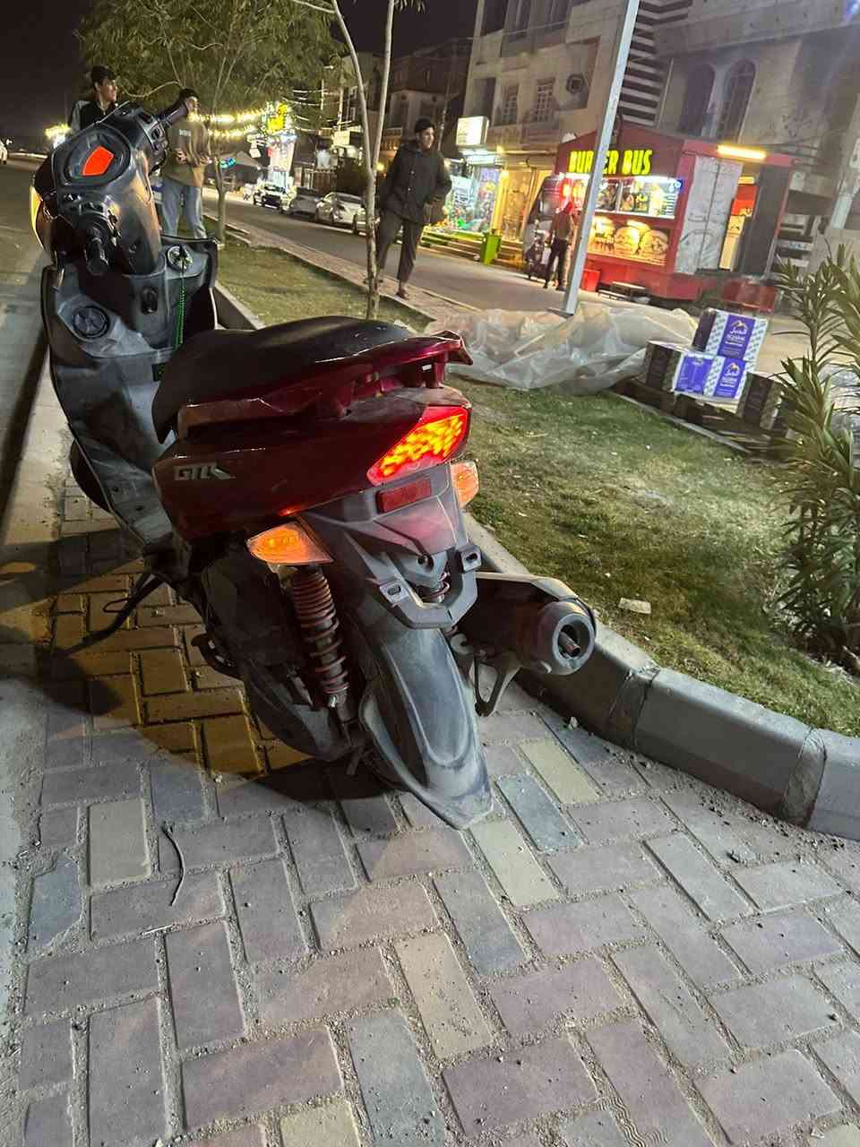 سلام عليكم دراجه جي تي ار نوزل خطين الدراجه لون كرزي ابلادي ختم واحد والكرزي مميز قليل منه الدراجه رمبه صارله ٣ اشهر من نازله الدراجه كفاله من البرغي للبرغي المكينه برغي مامفتوح بيه كفاله من ضفيره ومكينه وكفر فقط.البجم اشويه تعبان ونقصه جامله مال اشاره فقط غيرهن ماكو تجي واتشوف كله شغاله من البجم للبكلايت والدراجه امداريه كل ١٥ يوم ابدل دهن امزويل  وفلتر شوته وبانزين محسن الدراجه اشوكت متجيه نكره السعر ٨٥٠ وبيه مجال قليل الله شاهد الدراجه مامتعبتني بس لين معتاز افلوس اريد ابيعه واني ماخذه بااكثر من هذا السعر بس متوازي عليه المكان بياع الرقم ***********
