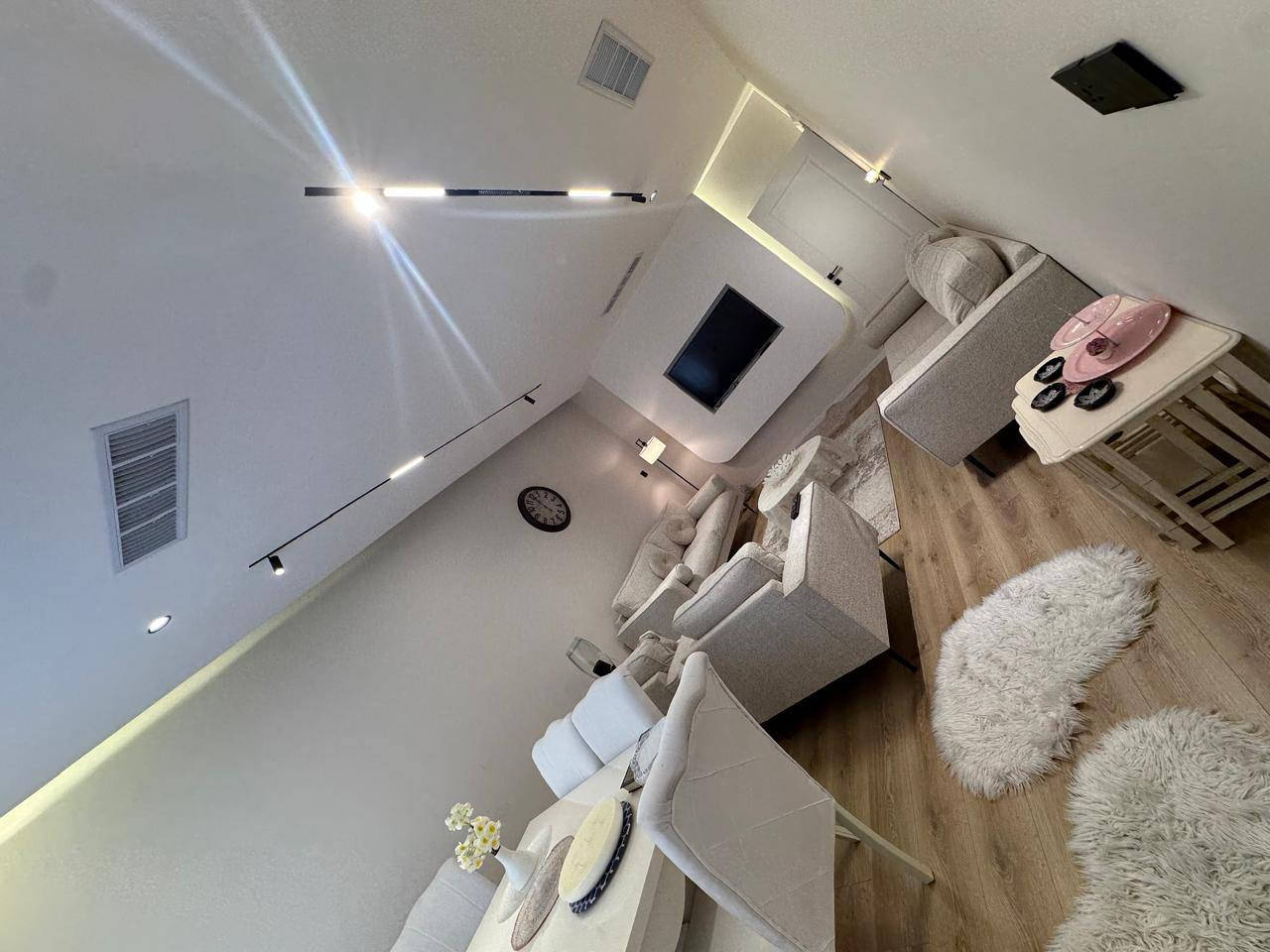 السلام عليكم بيت للبيع في اشتي ستي 2 بيت ركن واجهة الشروق طابيقين بيت نظيف جدا جدا للاستفسار على واتساب *********** للجادين فقط
