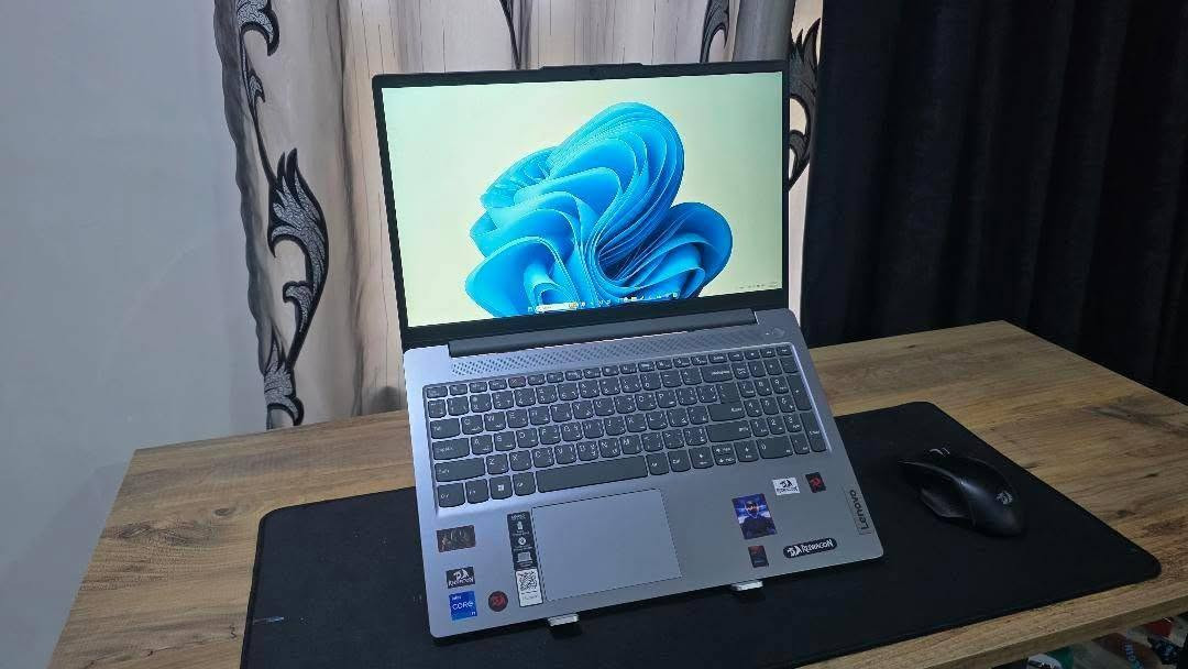 ♦️ لابتوب مستعمل للبيع

Lenovo IdeaPad Slim 3 15IRH8

مدة الاستعمال 6 أشهر والضمان بعده ماخلص.

المواصفات:

🔹 المعالج: Intel Core i7-13620H (10 أنوية: 6 Performance + 4 Efficient) / 16 مسار

سرعة تصل إلى 4.9GHz لأنوية الأداء (P-Cores)
سرعة تصل إلى 3.6GHz لأنوية الكفاءة (E-Cores)

ذاكرة  24MB Intel Smart Cache
🔹 كرت الشاشة: Intel UHD Graphics مدمج

🔹 الرام: 16GB LPDDR5 4800MHz (ملحومة)
🔹 التخزين: SSD NVMe PCIe 4.0 M.2 2242 بسعة 512GB

🔹 الشاشة: 15.6 بوصة
🔹 الدقة Full HD (1920×1080)
🔹 لوحة IPS

🔹 السطوع 300 nits
🔹الشاشة مضادة للانعكاس (Anti-Glare)

اللابتوب مناسب للبرمجة والتصفح والمهام المتعددة.

السعر: 700 ألف وبي مجال.

المكان: الموصل واكو توصيل لباقي المحافظات.


**إذا كنت صاحب هذا الإعلان وتريد حذفه لأي سبب، رجاءا أرسل رسالة إلى الدعم الفني**