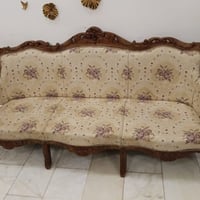🛋️ للبيع: تخم كلاسيكي ( ملكي ) فخم بنقشة خشبية مع طبلات باسطح رخامية ب...