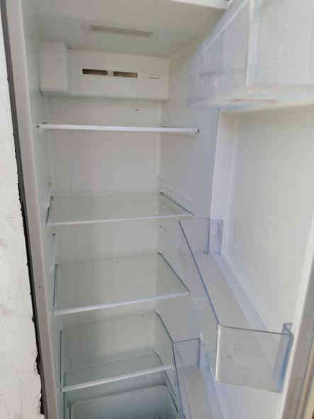 ثلاجة للبيع بسعر مناسب للاستفسار الاتصال *********** بشرط ماطور وضمان
