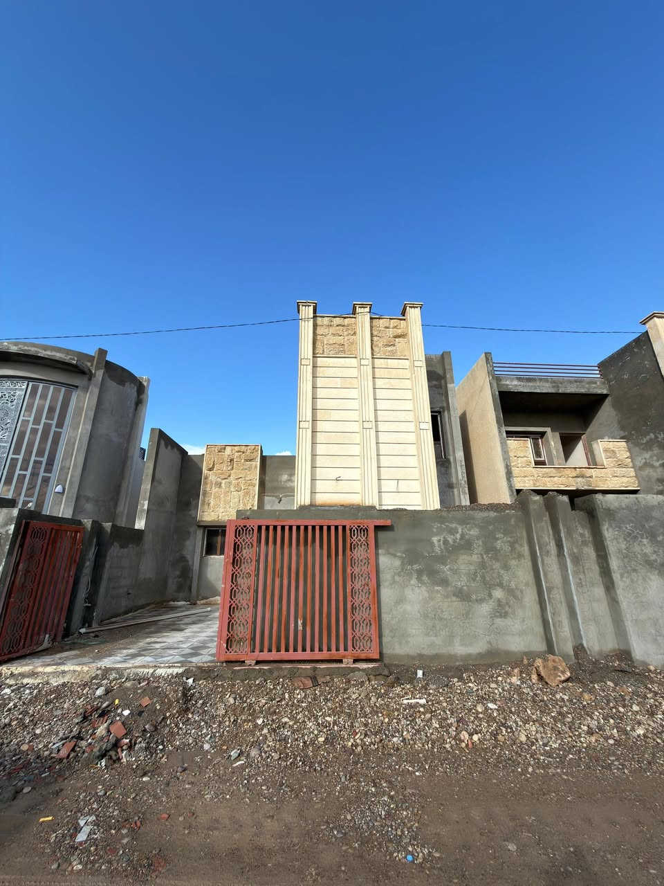 دار للبيع زيرو في مجمع طيبة 2
الدار باقي بي فقط تشطيبات تستلمة كامل
الدار مساحتة 200 متر طابق ونص
يتكون من ثلاث غرف نوم 🛌 
شارع 30 م وصادد عل توحيد
واستقبال ومطبخ وثلاث مجاميع صحية
السعر 125 مليون وبي مجال
للاستفسار الاتصال
***********
***********
***********
