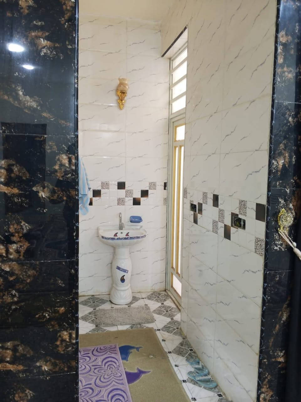 بيت للببع مساحه ٢٥٠م الفلوحه الشهداء منطقه ال٢١ بناء جديد طابوق الطابق الارضي جاهز من كلشي غرفتين نوم الطابق الثاني واصل للسقف السعر ١٣٠ مجال بسيط للتواصل *********** بي واتساب
