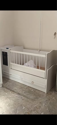 سرير طفل • ميز مراية • النجف