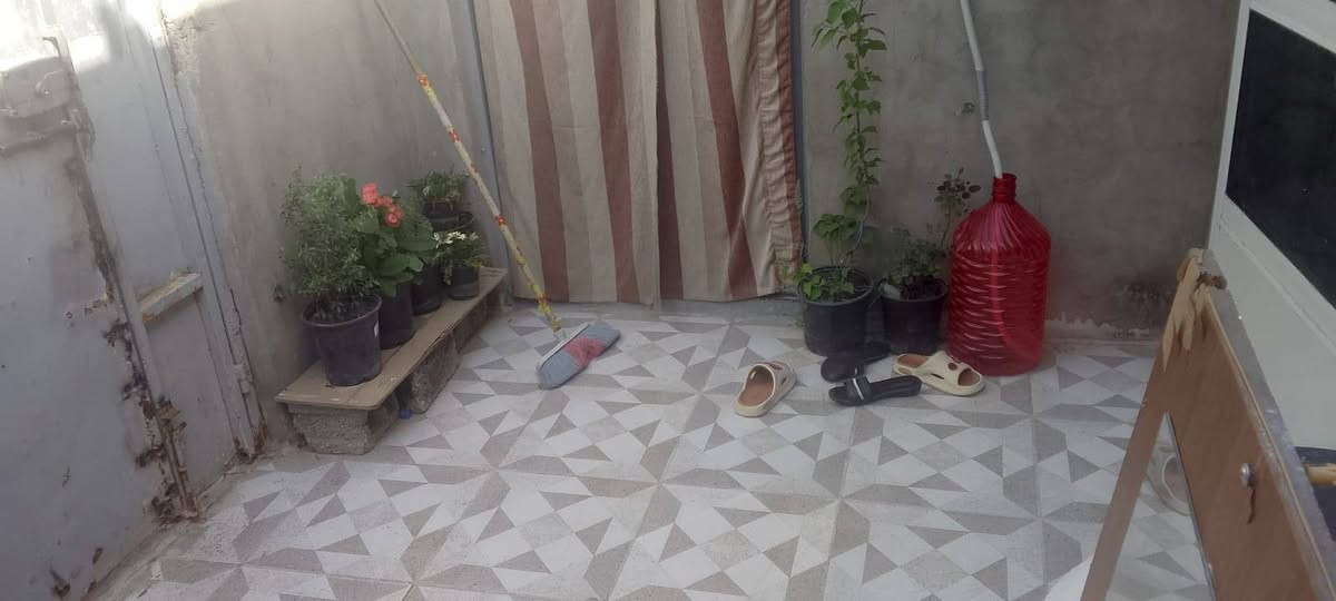 دار زراعي مساحه ١٠٠متر مربع ركن غرفه صاله استقبال مطبخ صحيات درج بيتونه السعر ٢٦ وبي مجال موقع شارع المطار الجديد فرع مجمع جدو  قرب العلويات للاستفسار ***********
