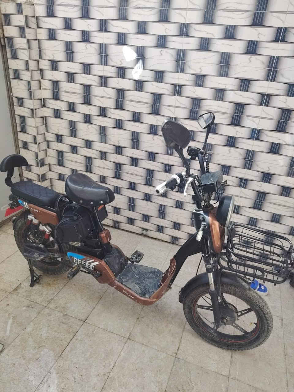 سلام عليكم دراجة لبيع 5بطاريات كلها شغالة بس ما تاخض شحن مضبوط ابيع كوم حديد سعر 350اوبها مجال لطيبين عنواني بغداد مدينة الصدر رقمي ***********
