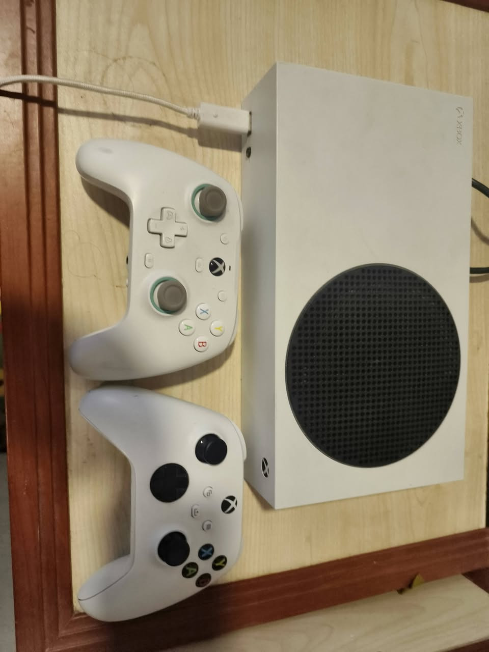 سلام عليكم ورحمة الله
جاهز XBOX S للبيع 
مساحه 512
جويستكات اثنين + اي خلل ماكو 
ملحقات كامل
وياه حساب بي لعبت الدرينك و GTA 5 محسن 
سعر 400الف 
مكاني كركوك حريه 
الرقم ***********

