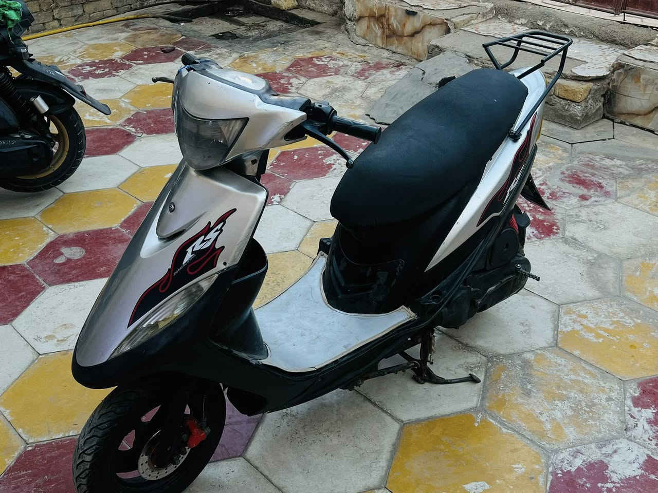 دراجه ماكس عدله تجفيت جديد اقل الشهر الدراجه حلوه اشاير سكنات لايت بكلايت كله شغال سعرهه 500 او بيهه مجال بصيط 
***********
